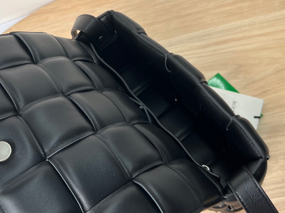 bo*te*ga Ve*ne*ta padded cassette