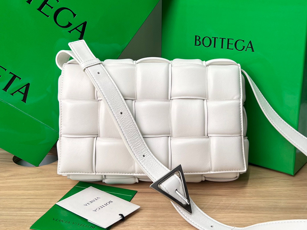 bo*te*ga Ve*ne*ta padded cassette