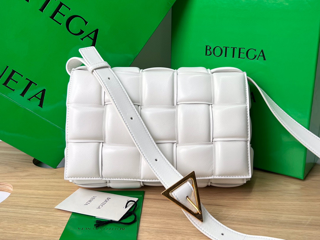 bo*te*ga Ve*ne*ta padded cassette