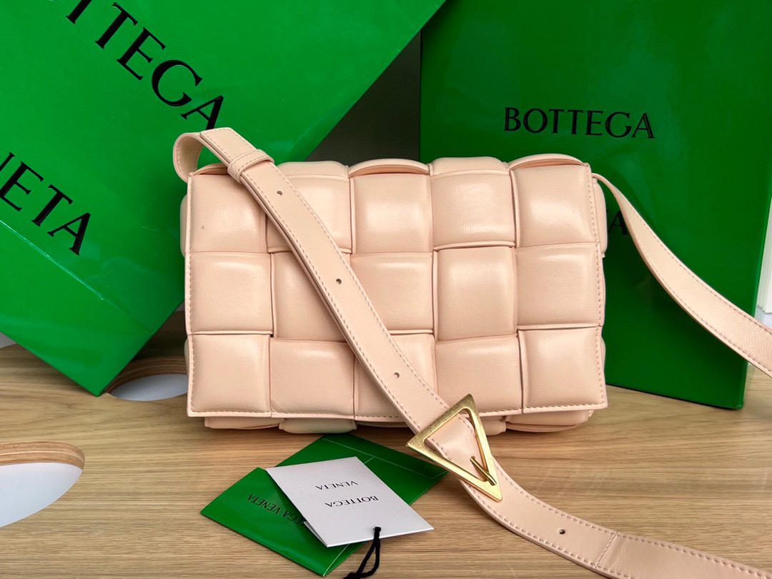 bo*te*ga Ve*ne*ta padded cassette