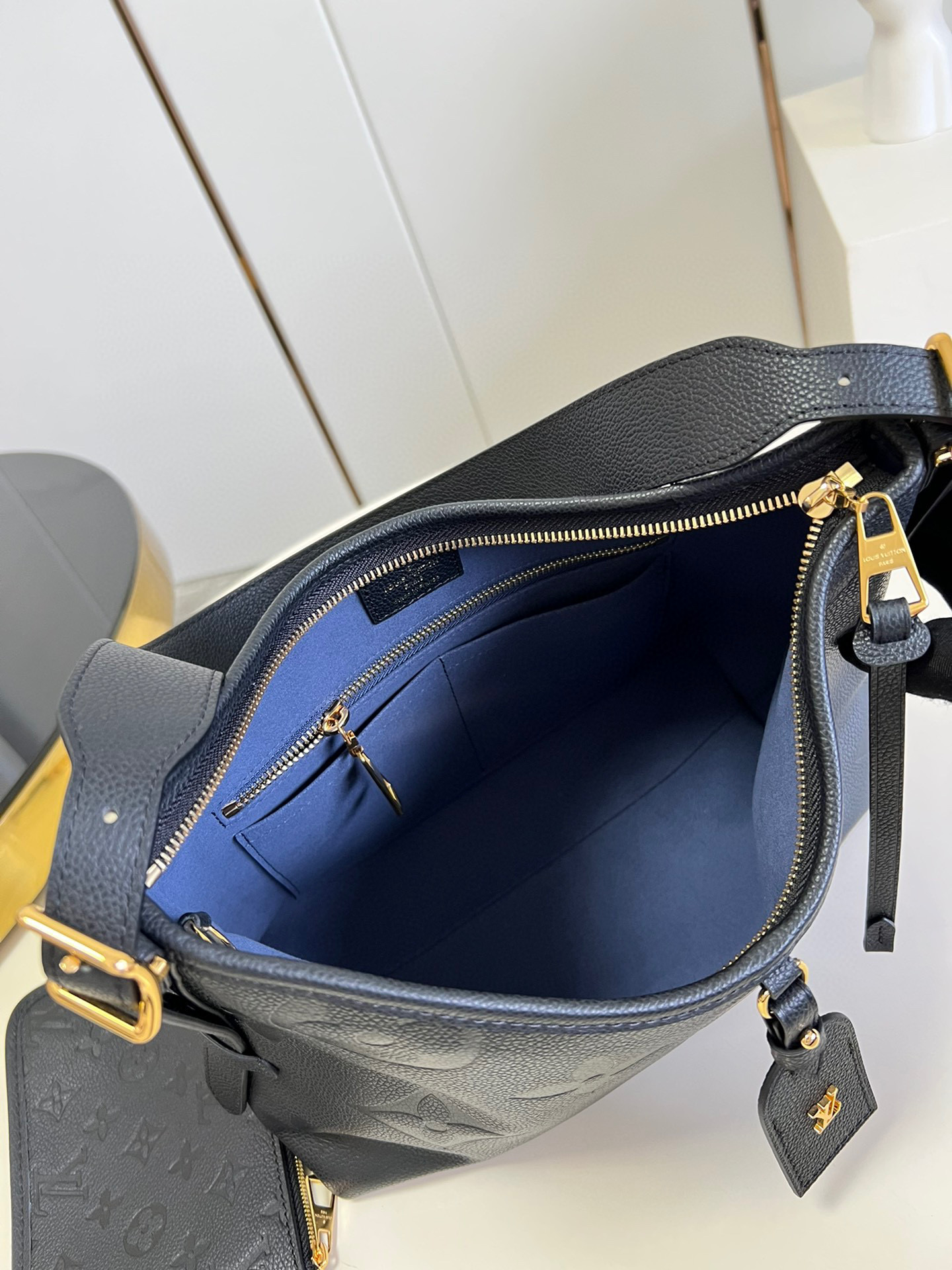 l**is V*t*n carryall pm