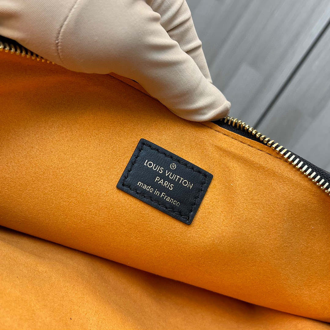 l**is V*t*n coussin mm