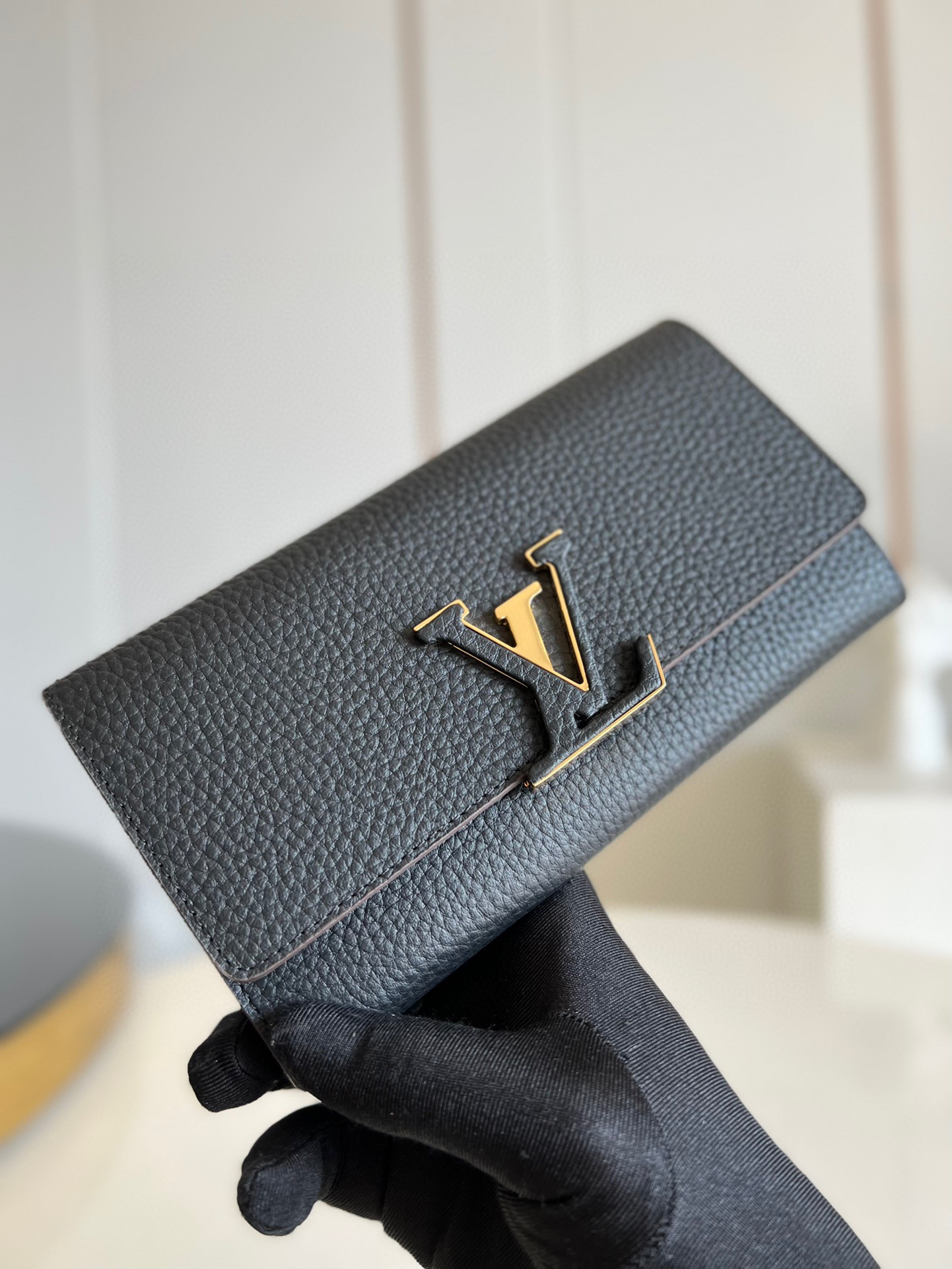 l**is V*t*n wallet capucines