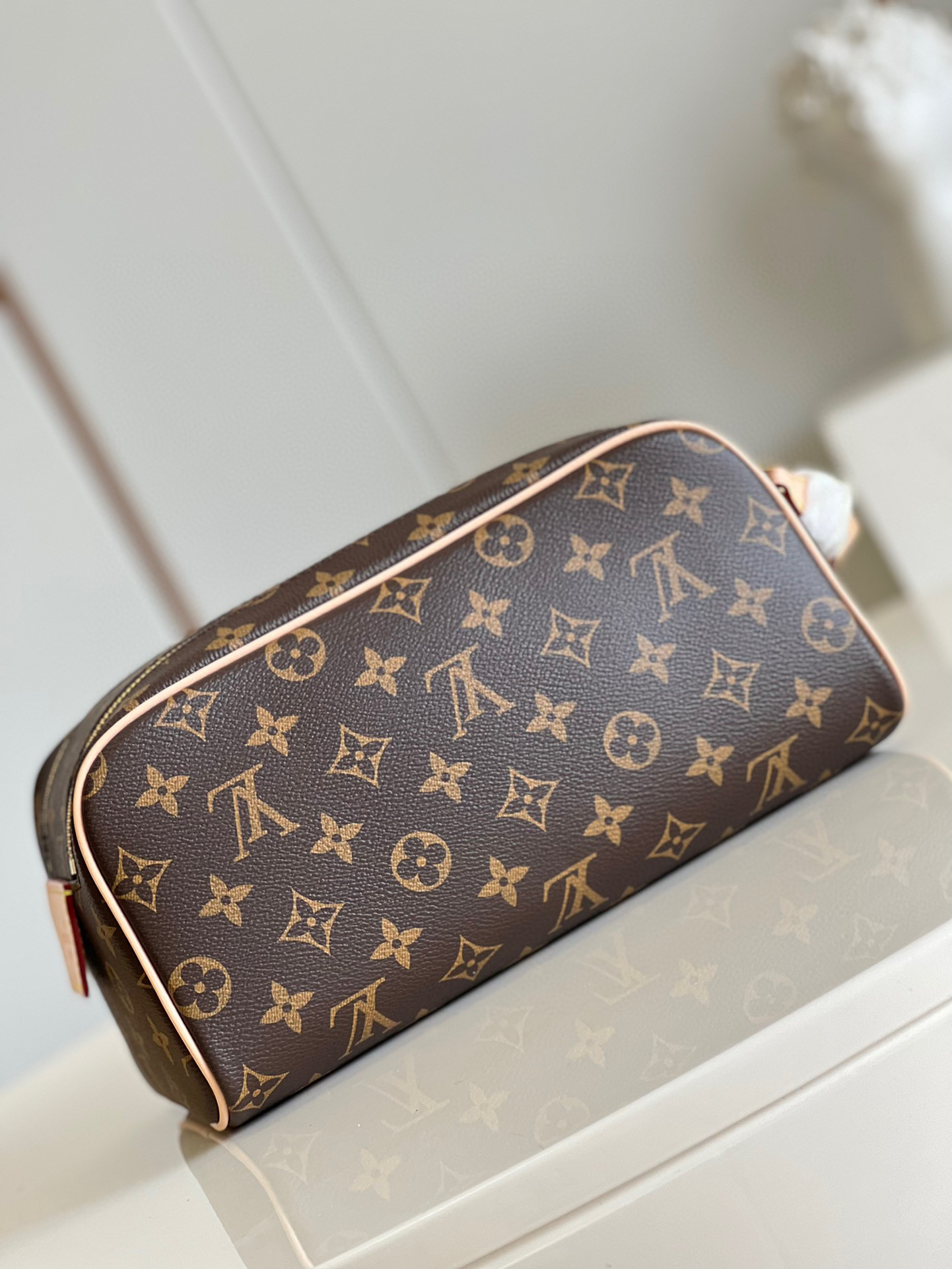 l**is V*t*n dopp kit toilet pouch