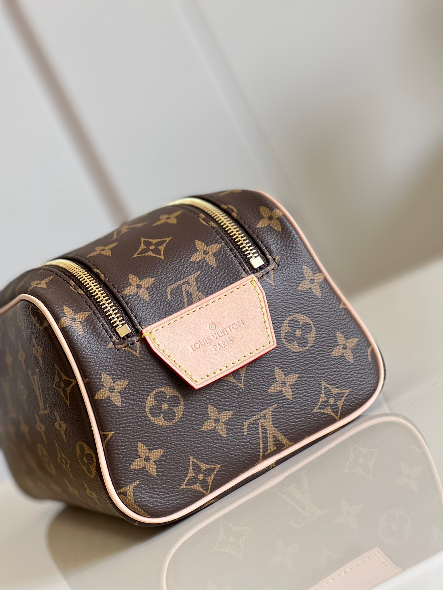 l**is V*t*n dopp kit toilet pouch