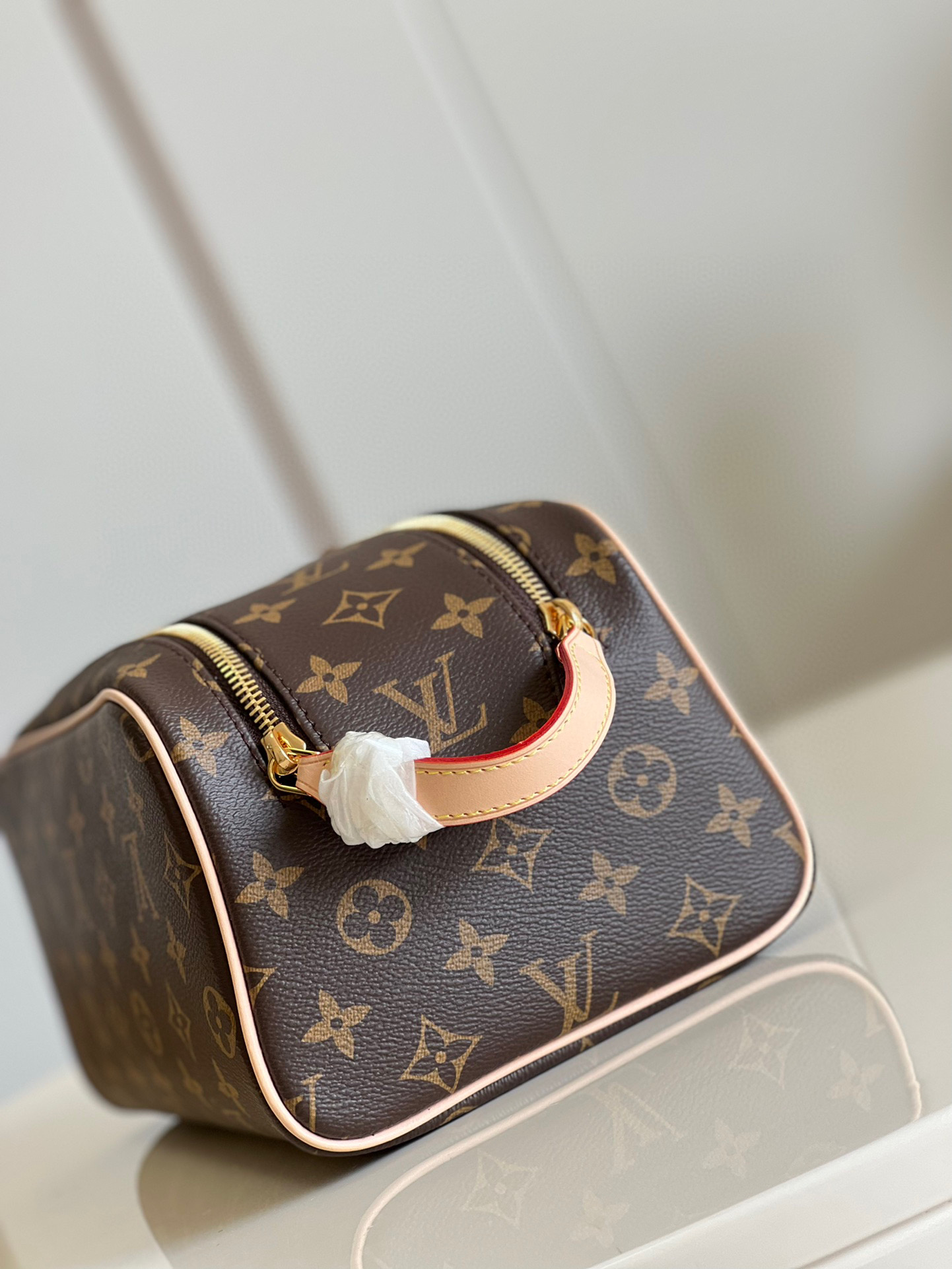 l**is V*t*n dopp kit toilet pouch