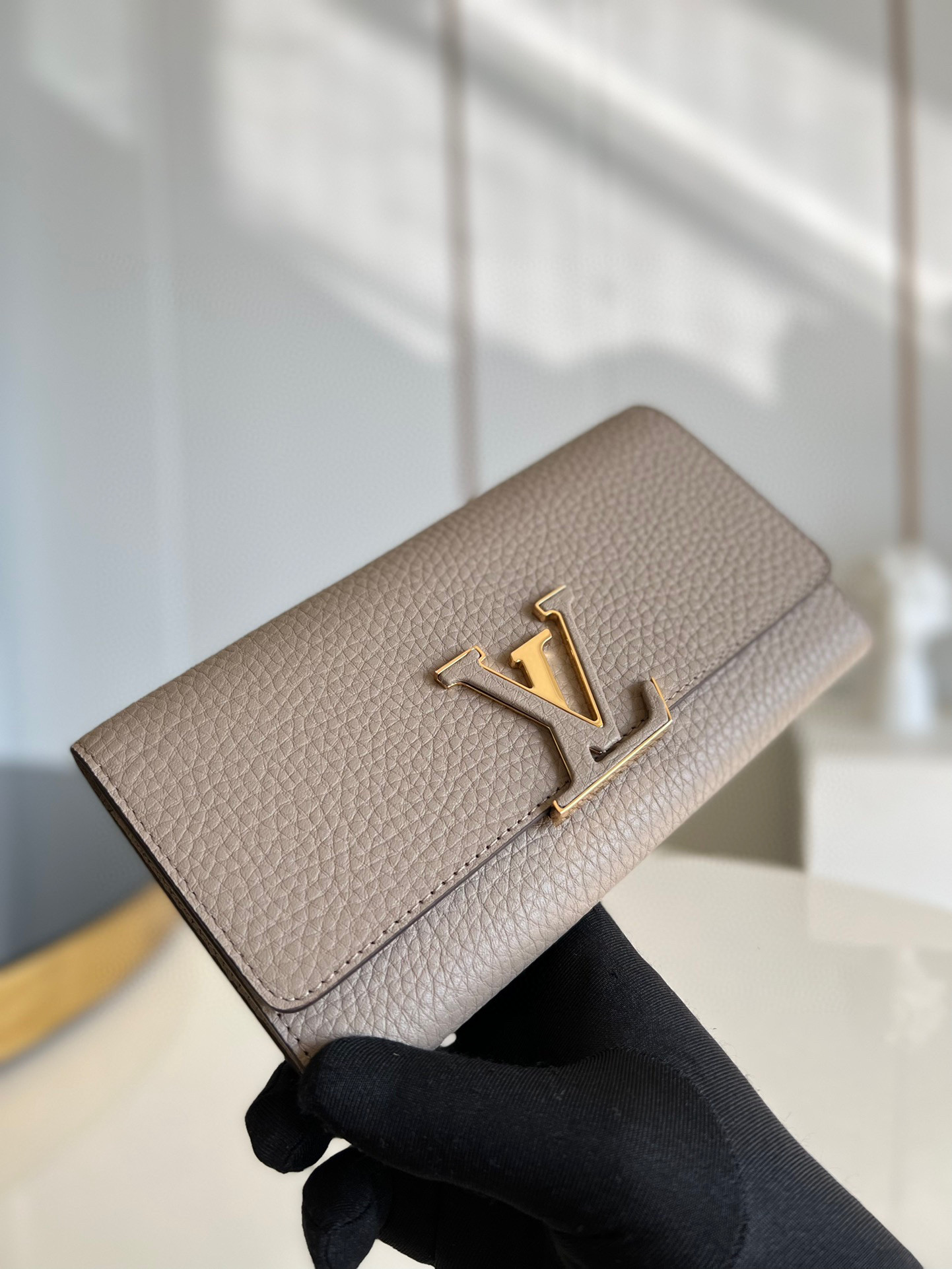 l**is V*t*n wallet capucines
