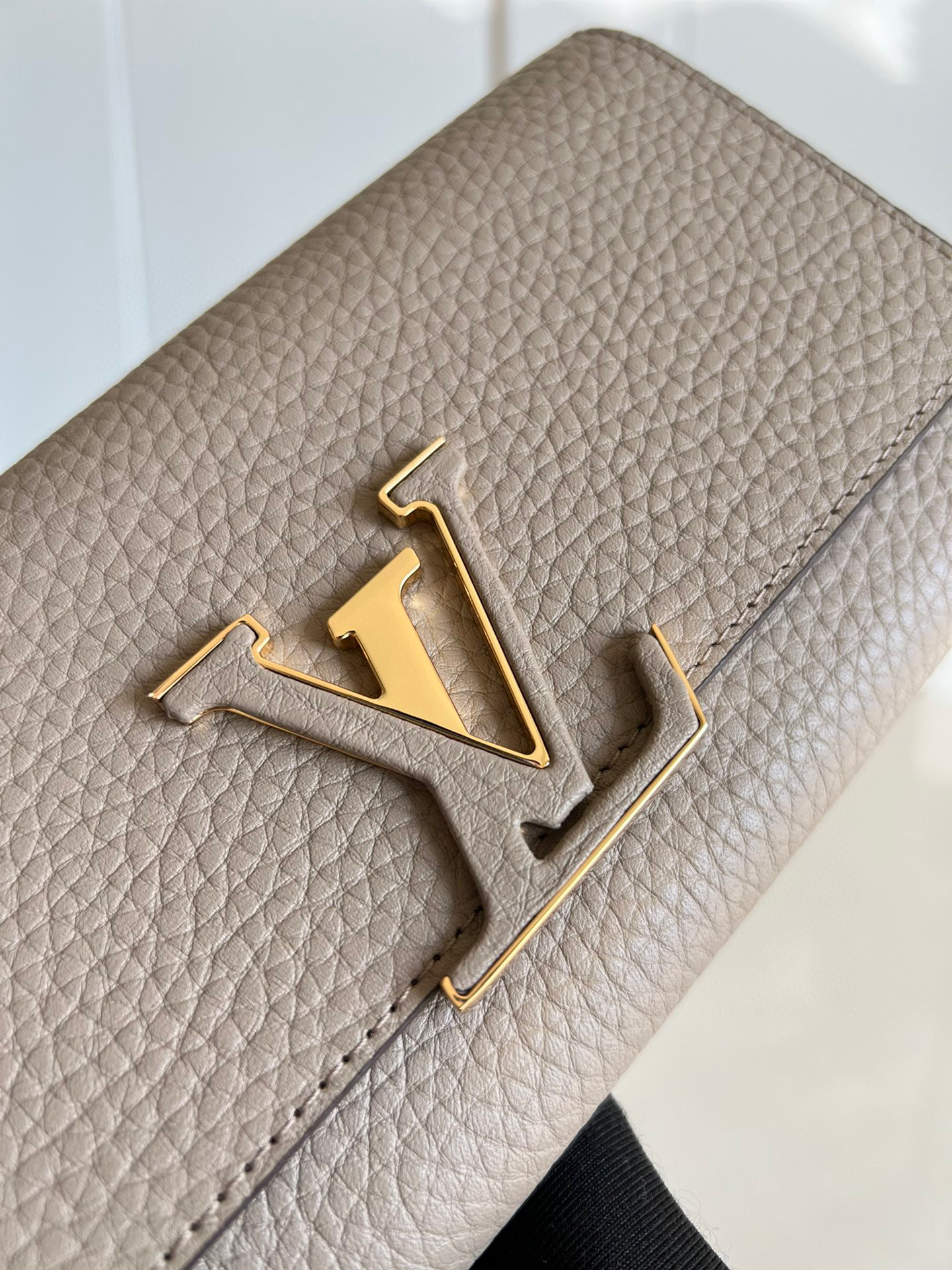 l**is V*t*n wallet capucines