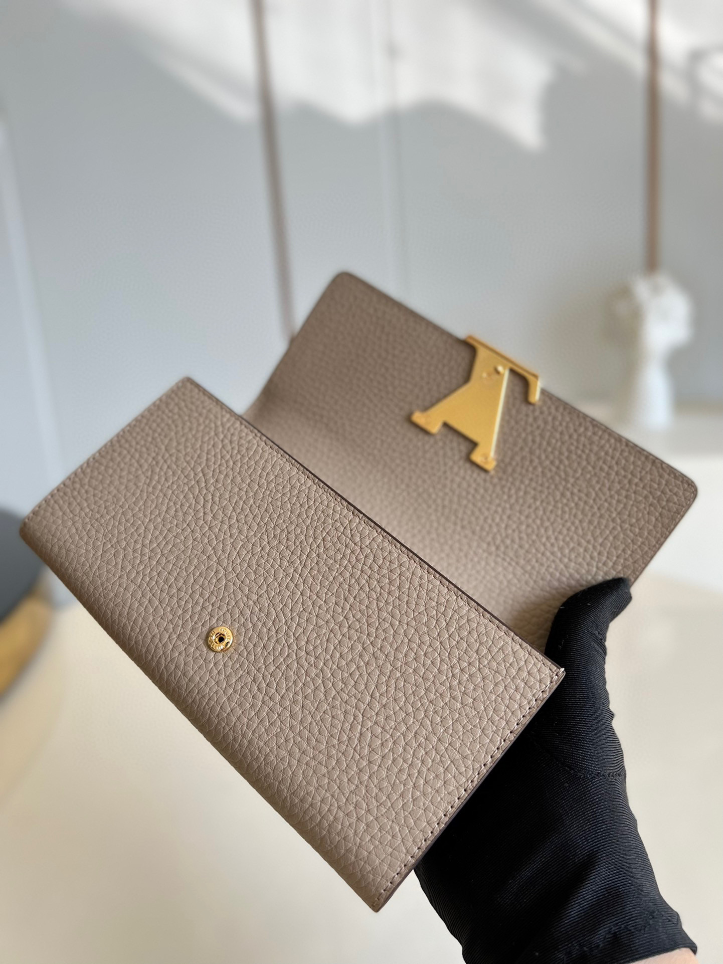 l**is V*t*n wallet capucines