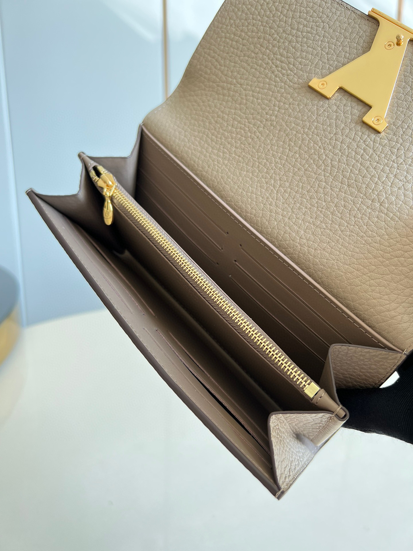 l**is V*t*n wallet capucines