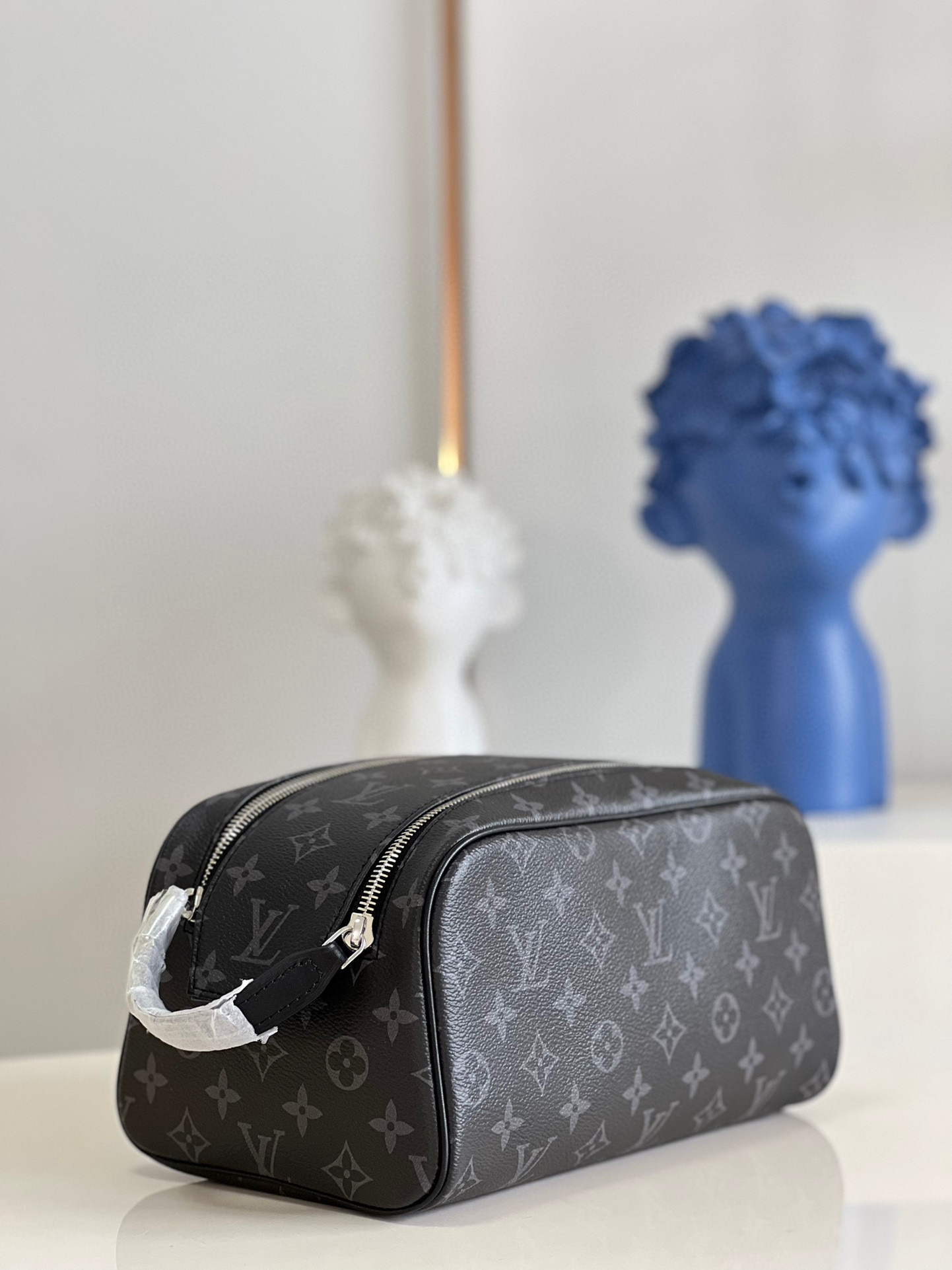 l**is V*t*n dopp kit toilet pouch