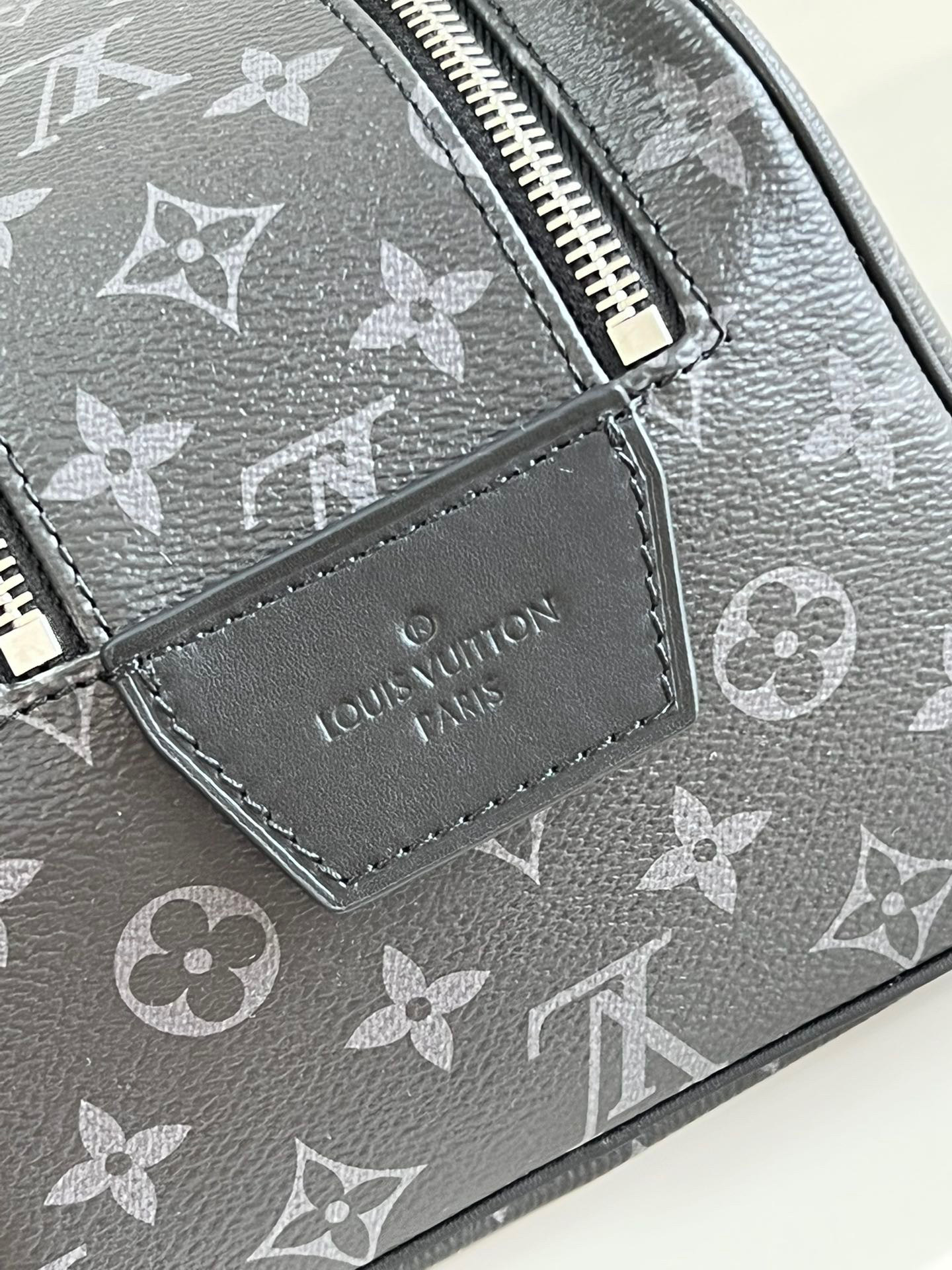 l**is V*t*n dopp kit toilet pouch