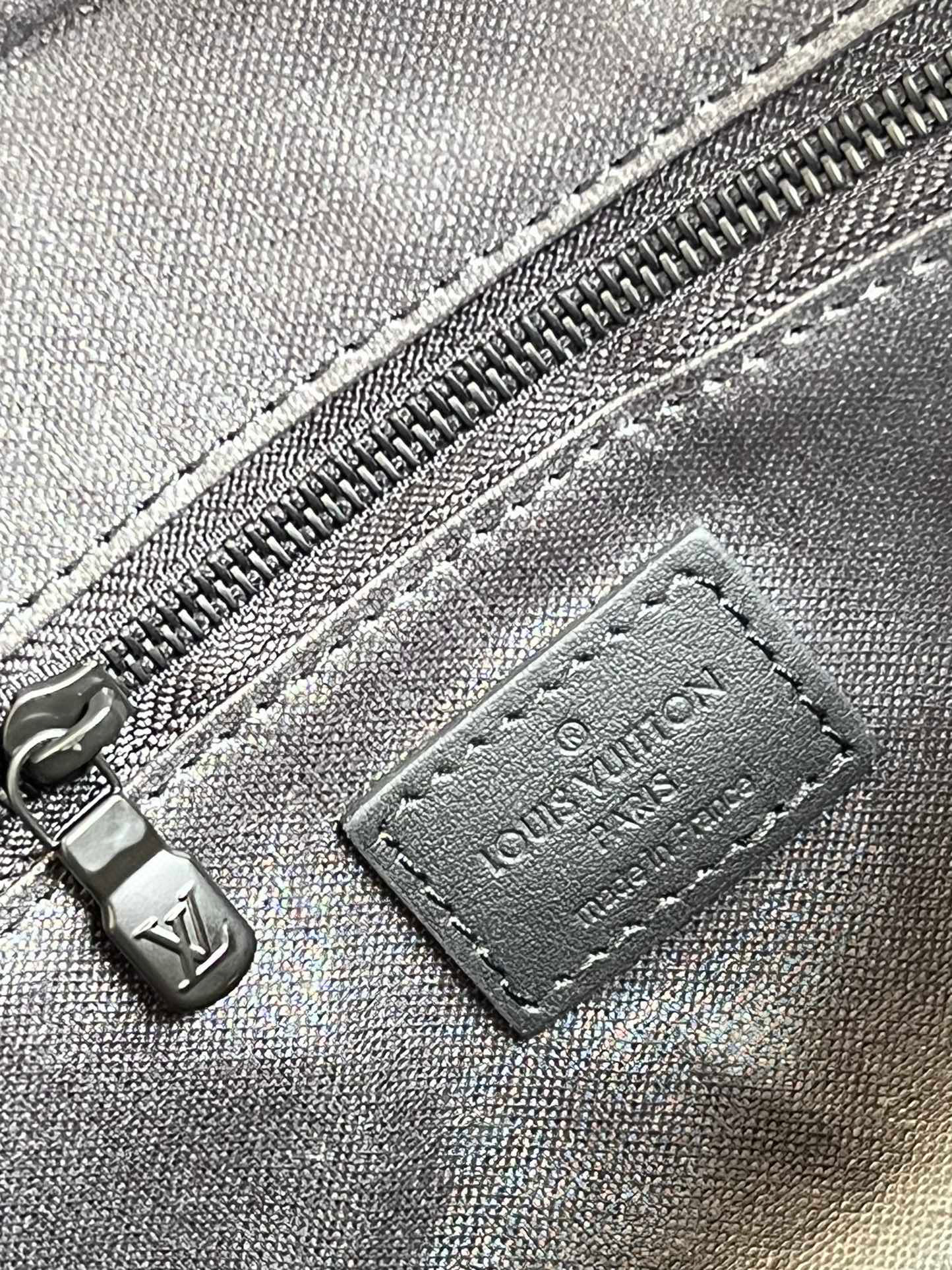 l**is V*t*n dopp kit toilet pouch