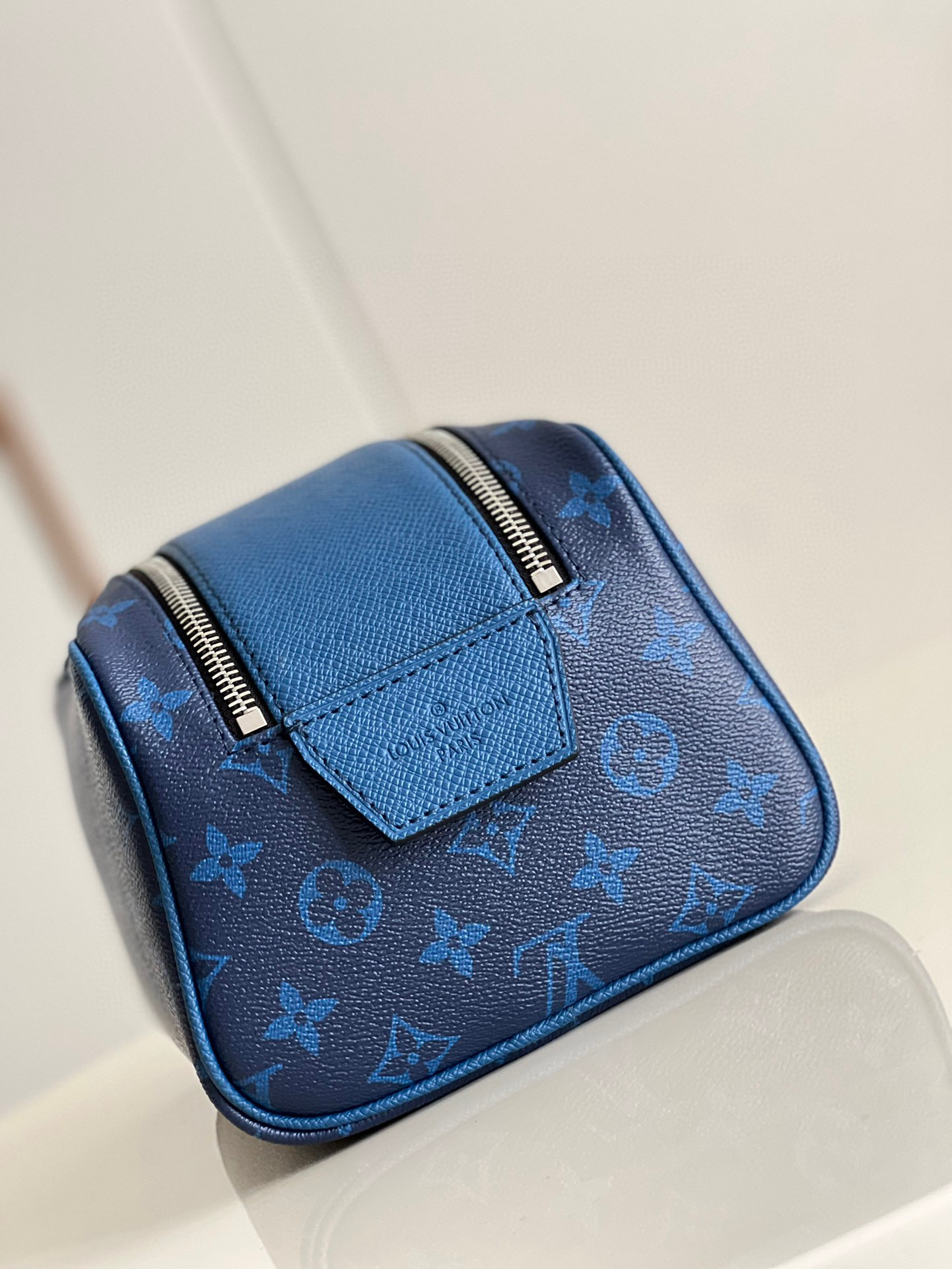 l**is V*t*n dopp kit toilet pouch