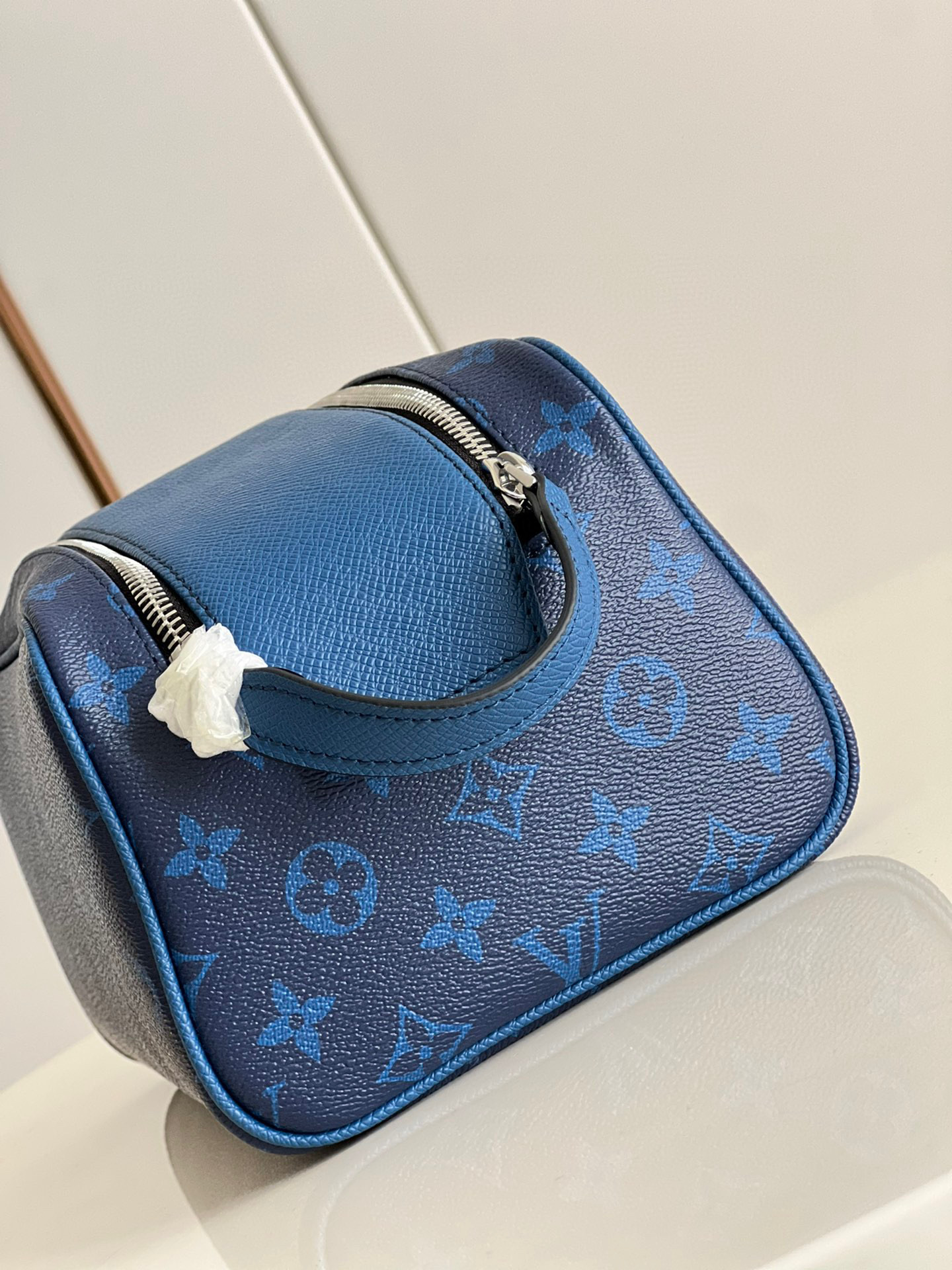l**is V*t*n dopp kit toilet pouch