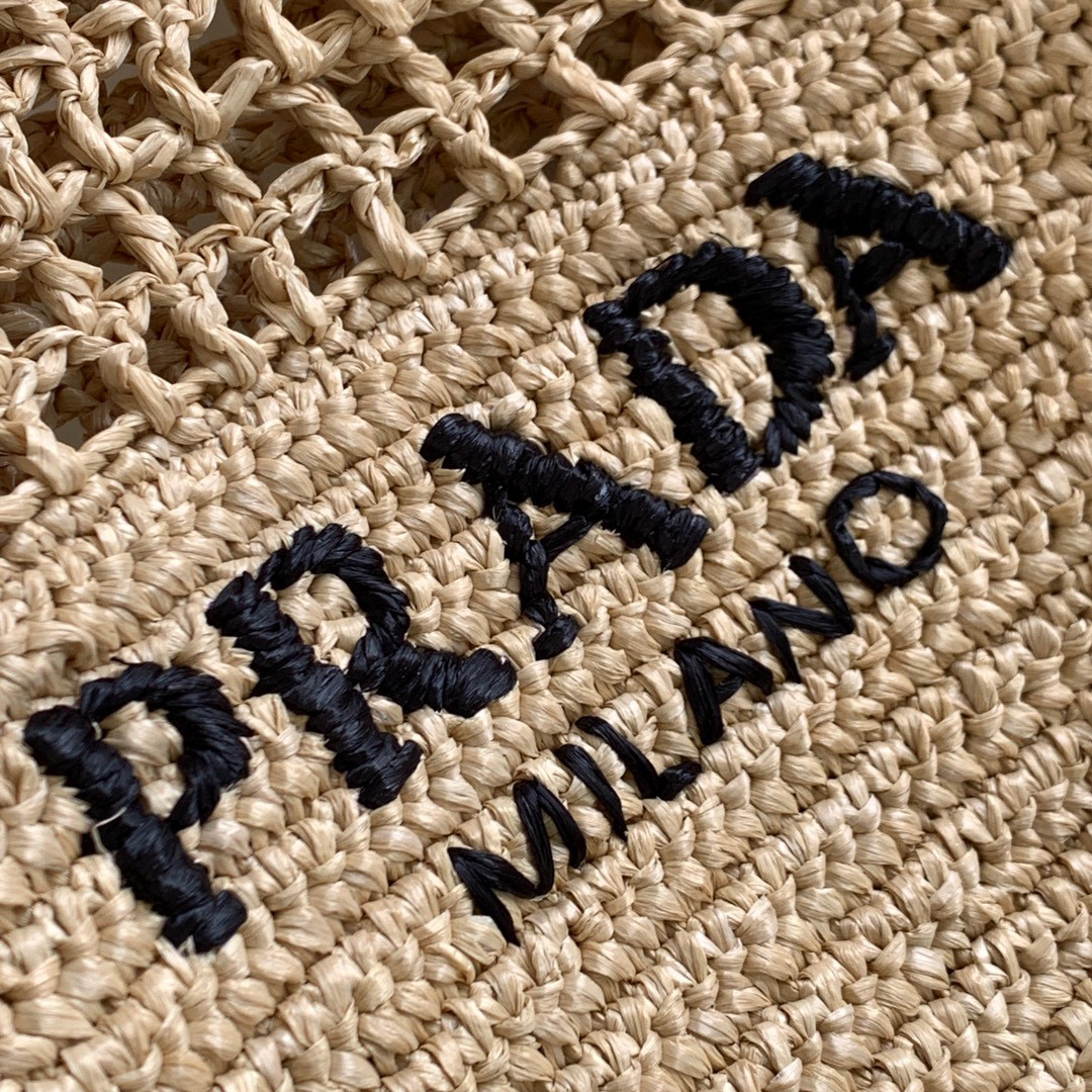 Pra*a crochet tote bag