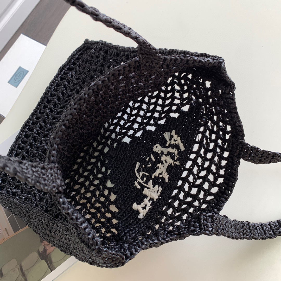 Pra*a crochet tote bag