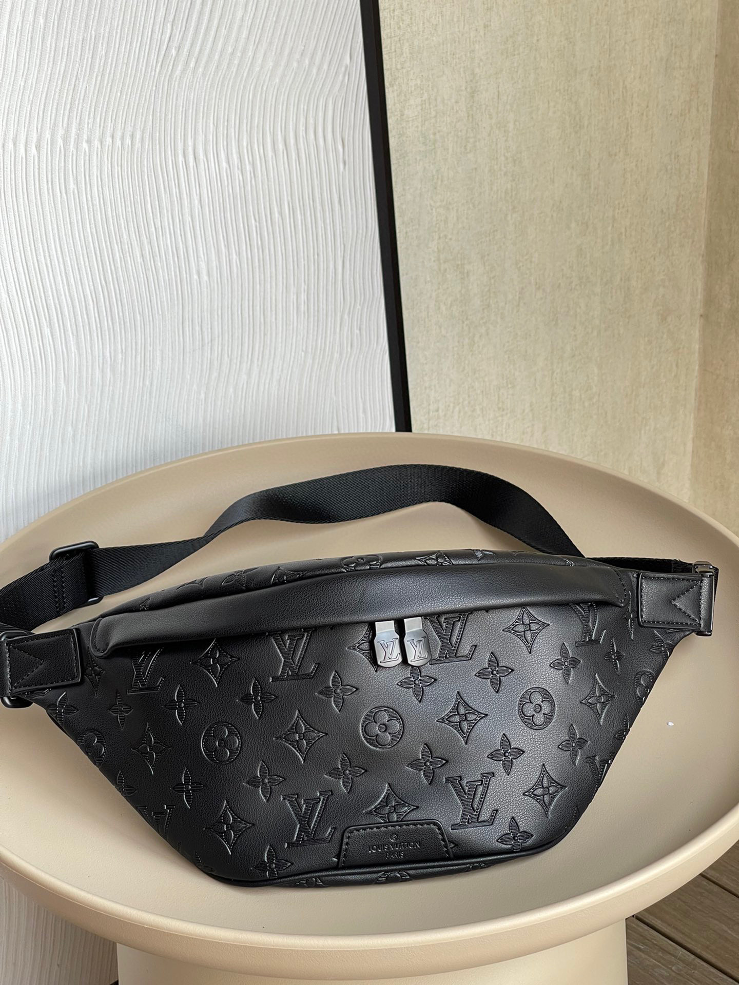 l**is V*t*n discovery bumbag pm