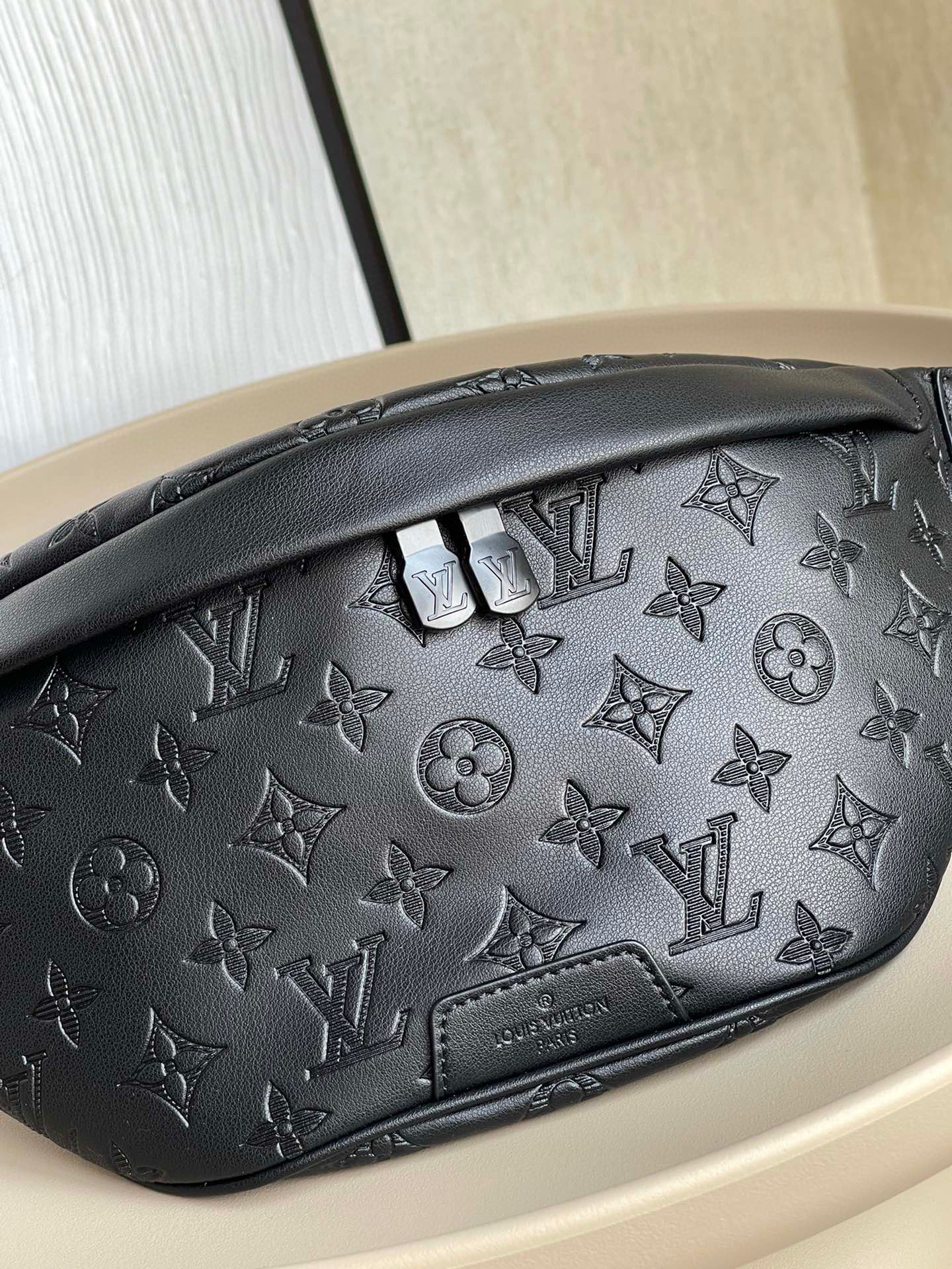 l**is V*t*n discovery bumbag pm