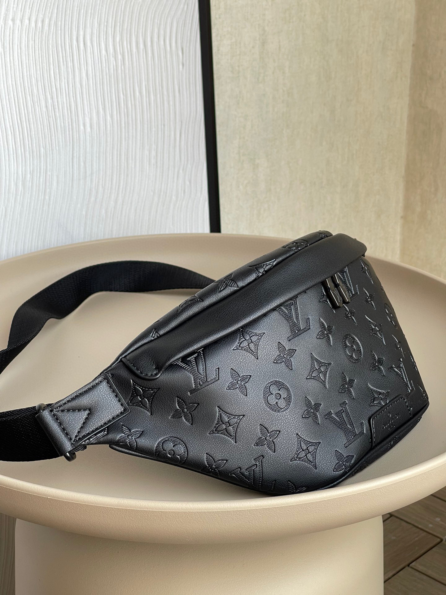 l**is V*t*n discovery bumbag pm