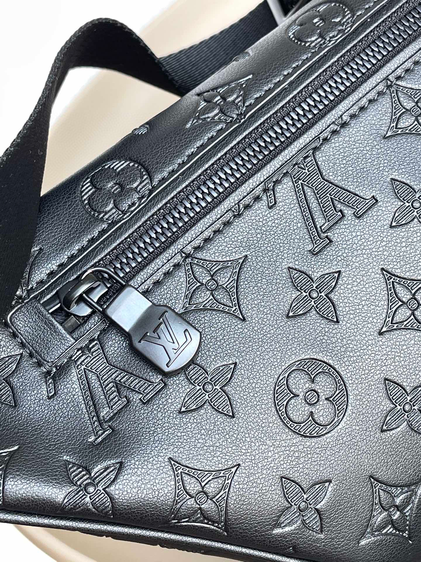 l**is V*t*n discovery bumbag pm