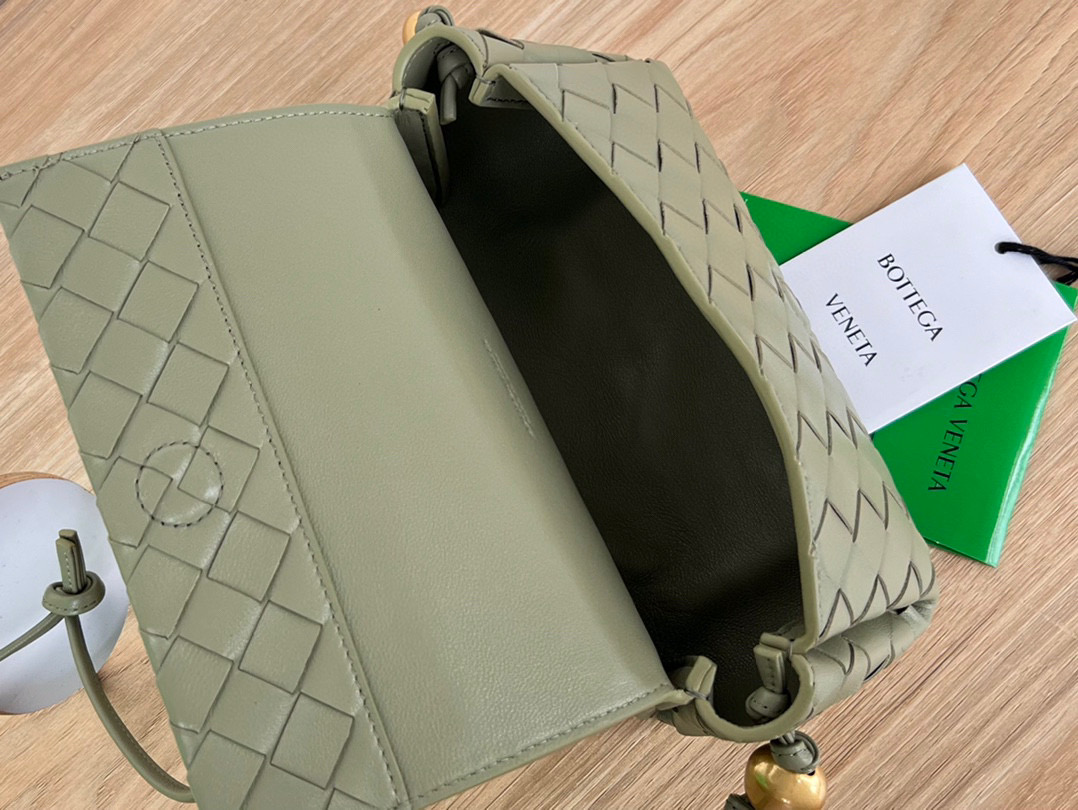 bo*te*ga Ve*ne*ta multi cross body pouch