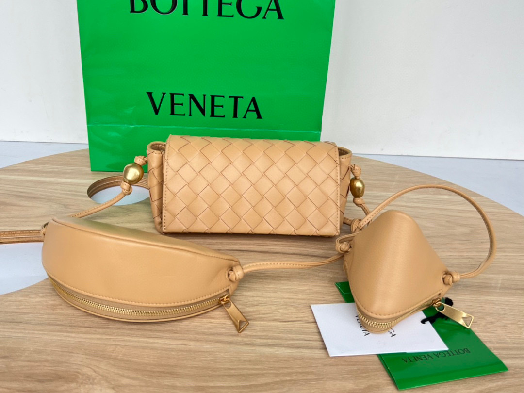 bo*te*ga Ve*ne*ta multi cross body pouch