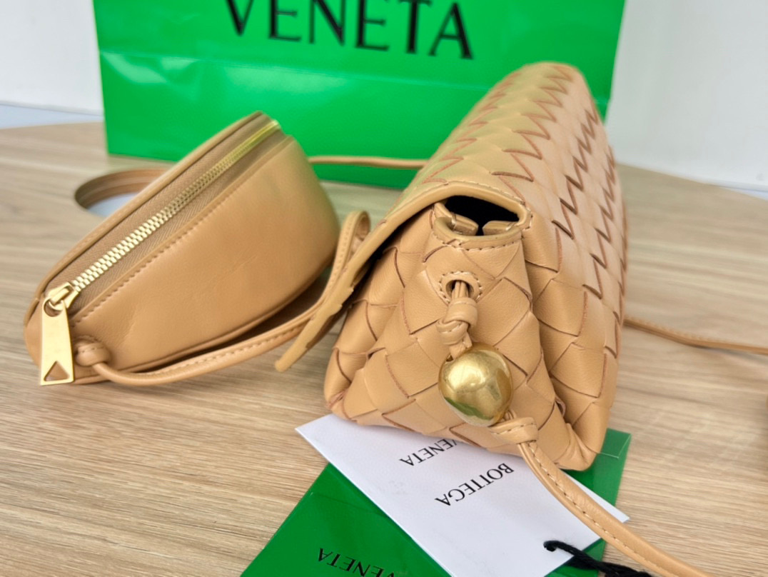 bo*te*ga Ve*ne*ta multi cross body pouch