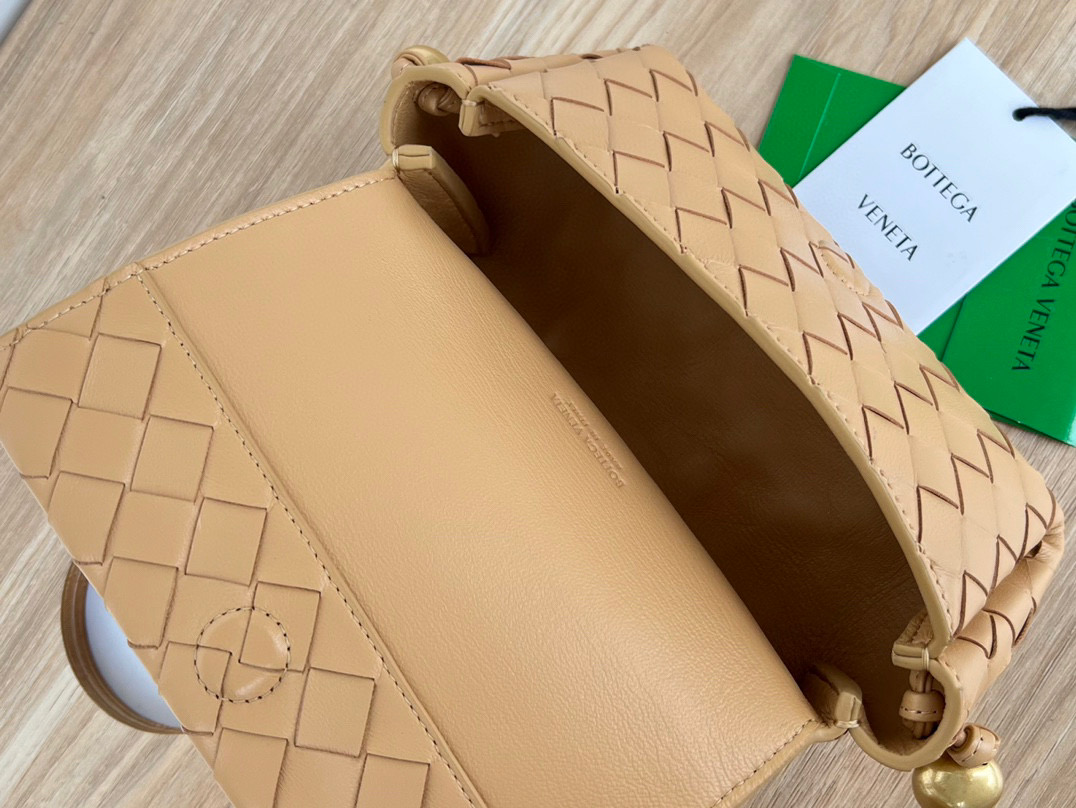 bo*te*ga Ve*ne*ta multi cross body pouch