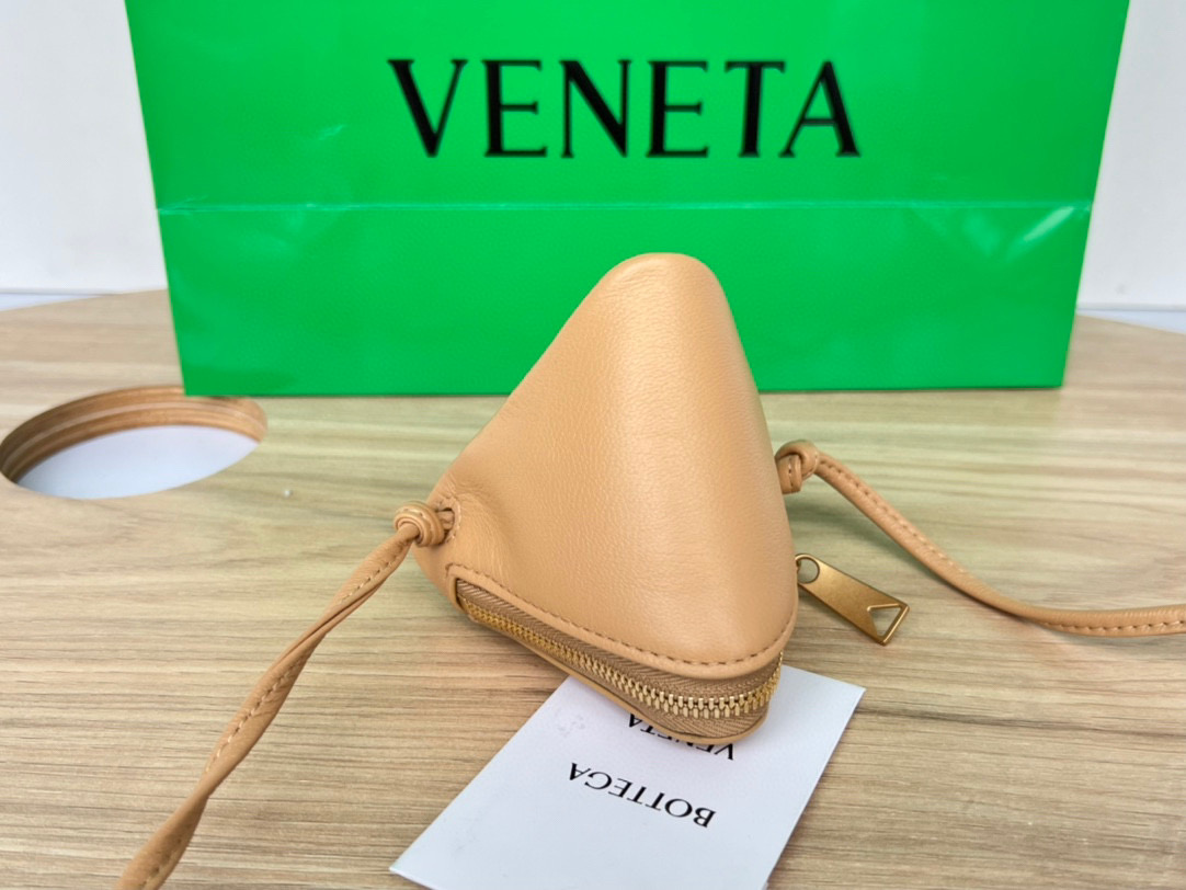 bo*te*ga Ve*ne*ta multi cross body pouch