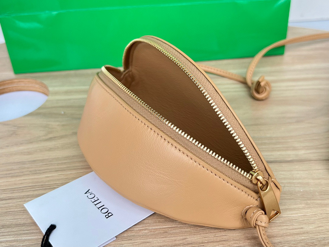 bo*te*ga Ve*ne*ta multi cross body pouch