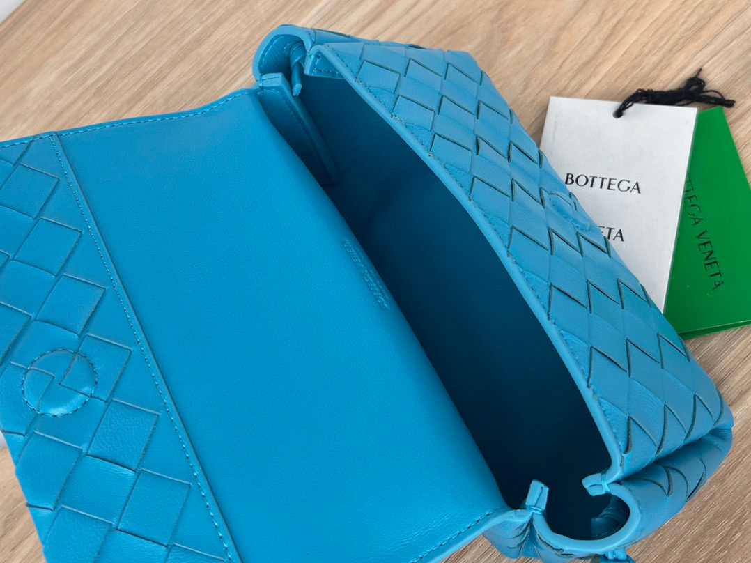 bo*te*ga Ve*ne*ta multi cross body pouch