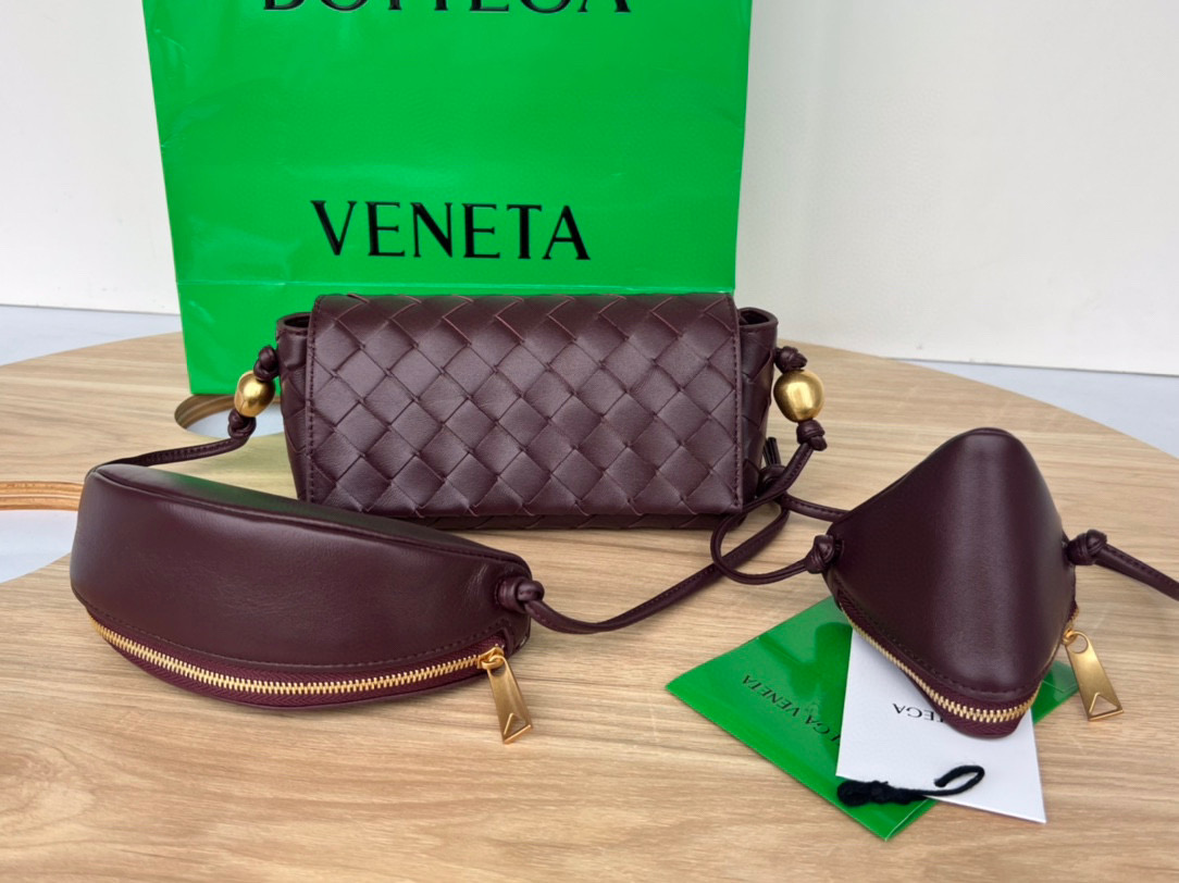 bo*te*ga Ve*ne*ta multi cross body pouch