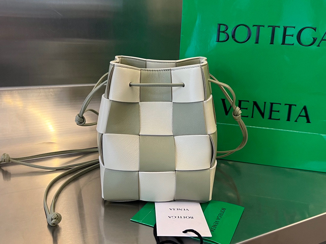 bo*te*ga Ve*ne*ta cassette bucket bag