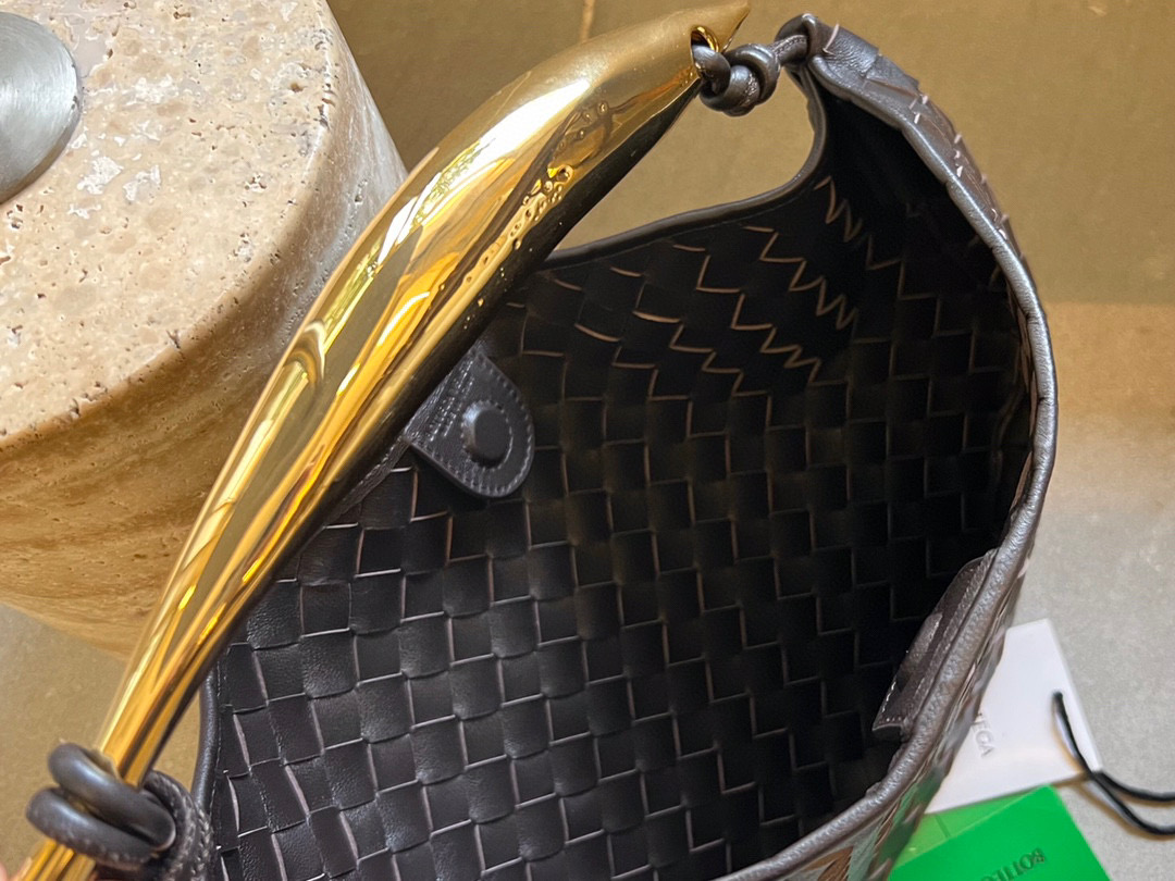bo*te*ga Ve*ne*ta sardine top handle bag