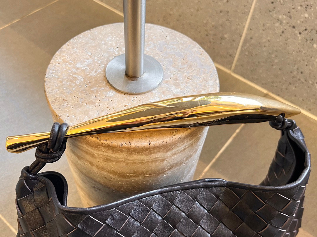 bo*te*ga Ve*ne*ta sardine top handle bag