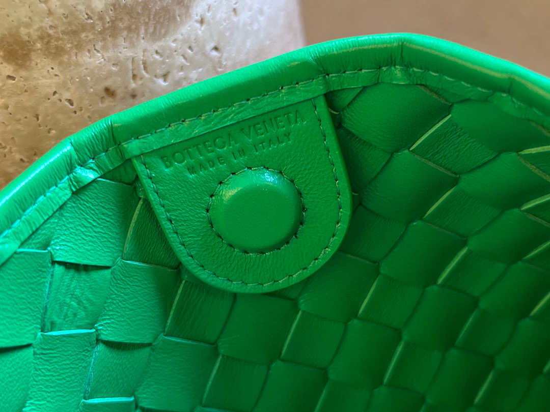 bo*te*ga Ve*ne*ta sardine top handle bag