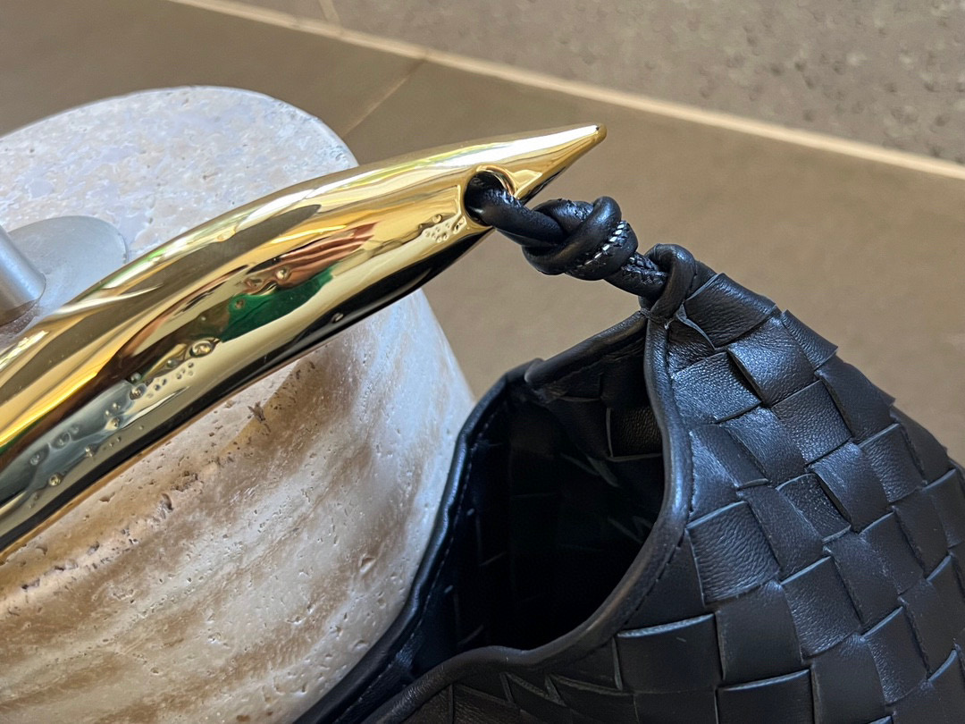 bo*te*ga Ve*ne*ta sardine top handle bag