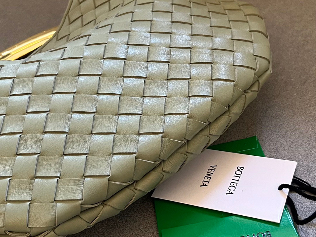 bo*te*ga Ve*ne*ta sardine top handle bag