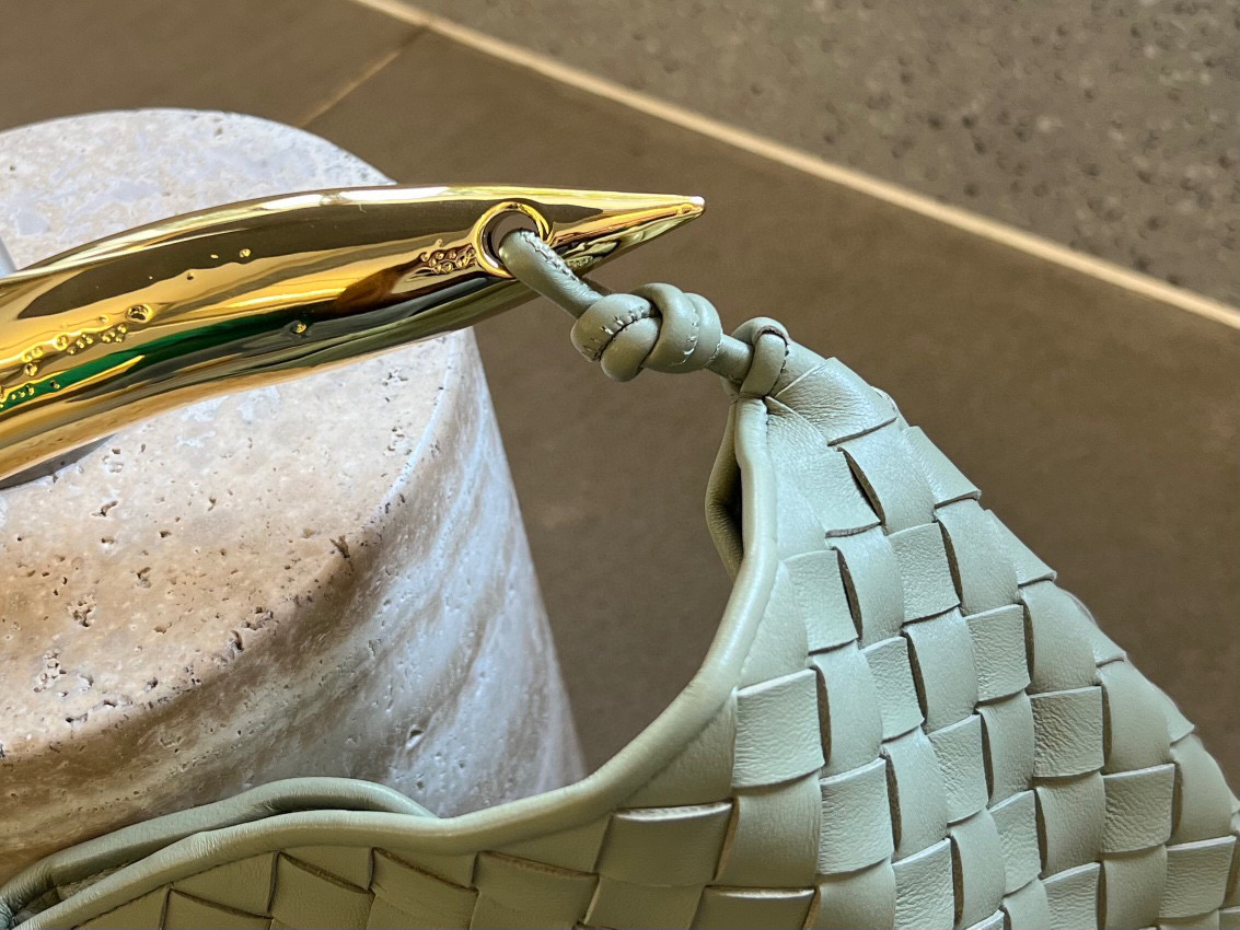 bo*te*ga Ve*ne*ta sardine top handle bag
