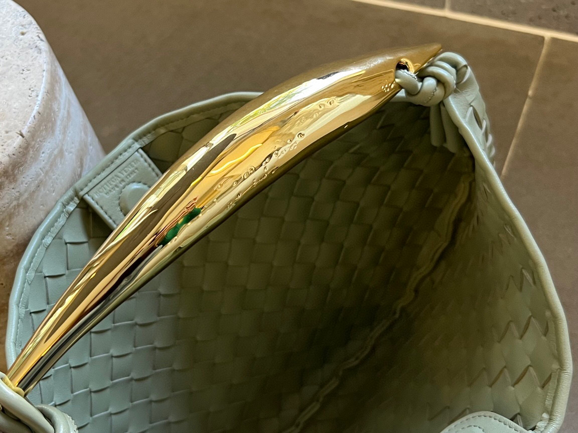 bo*te*ga Ve*ne*ta sardine top handle bag