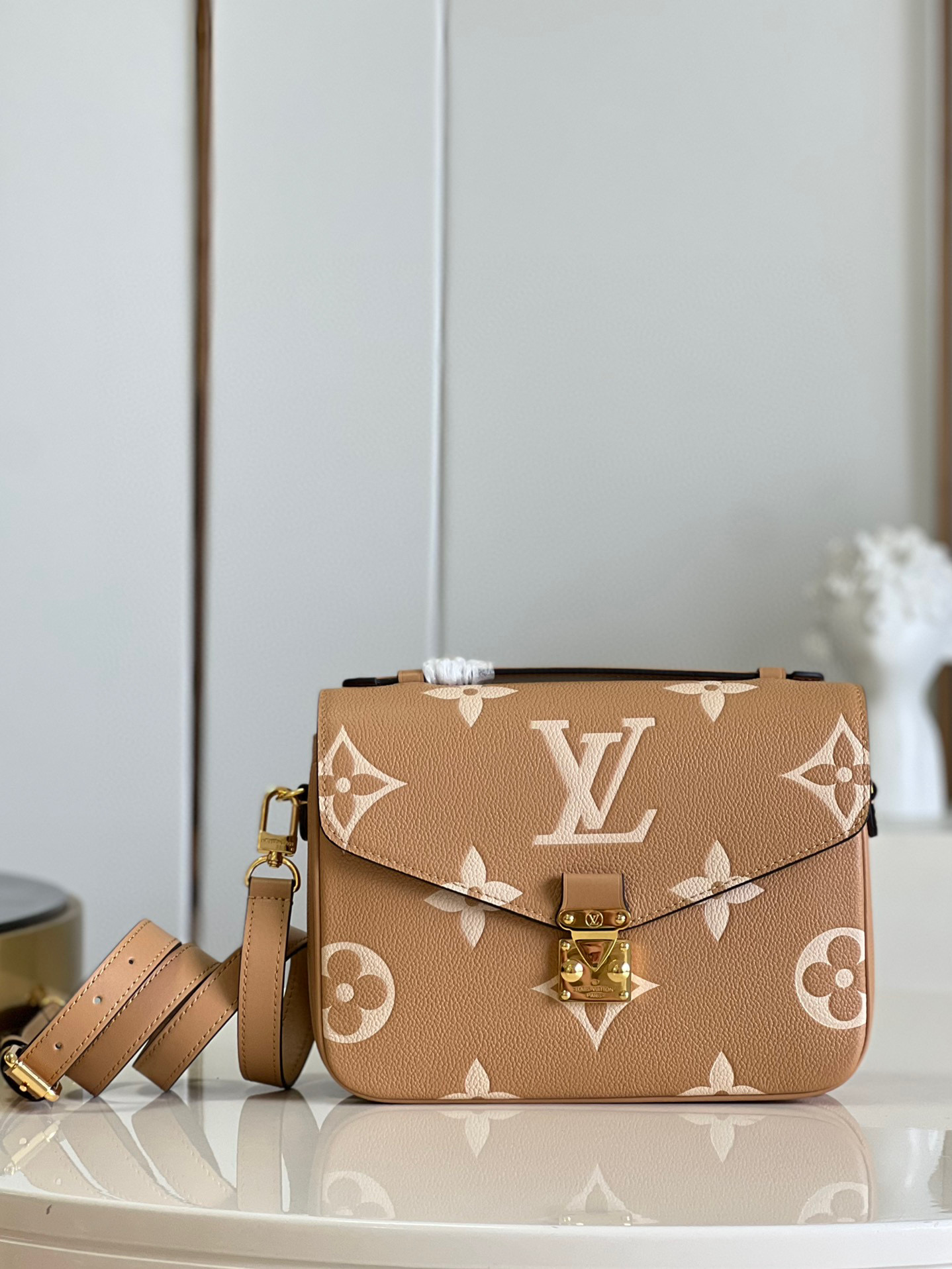 l**is V*t*n pochette metis