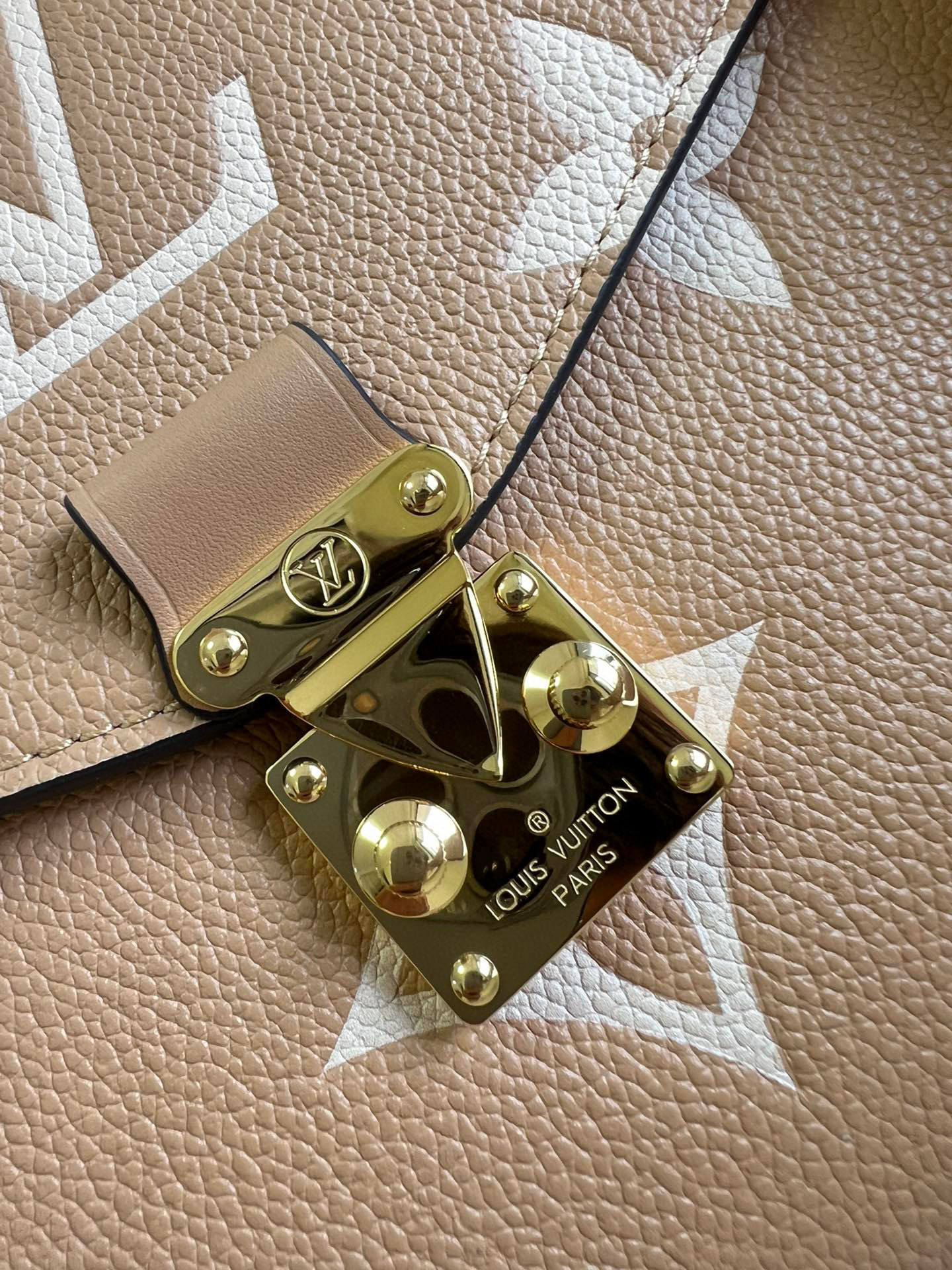 l**is V*t*n pochette metis