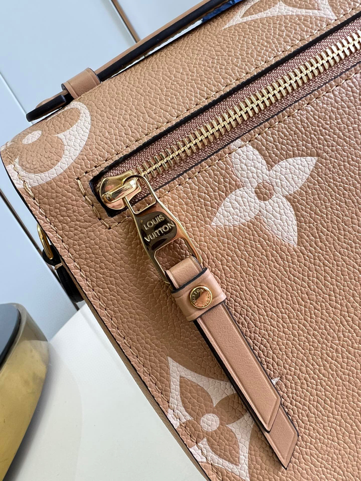 l**is V*t*n pochette metis