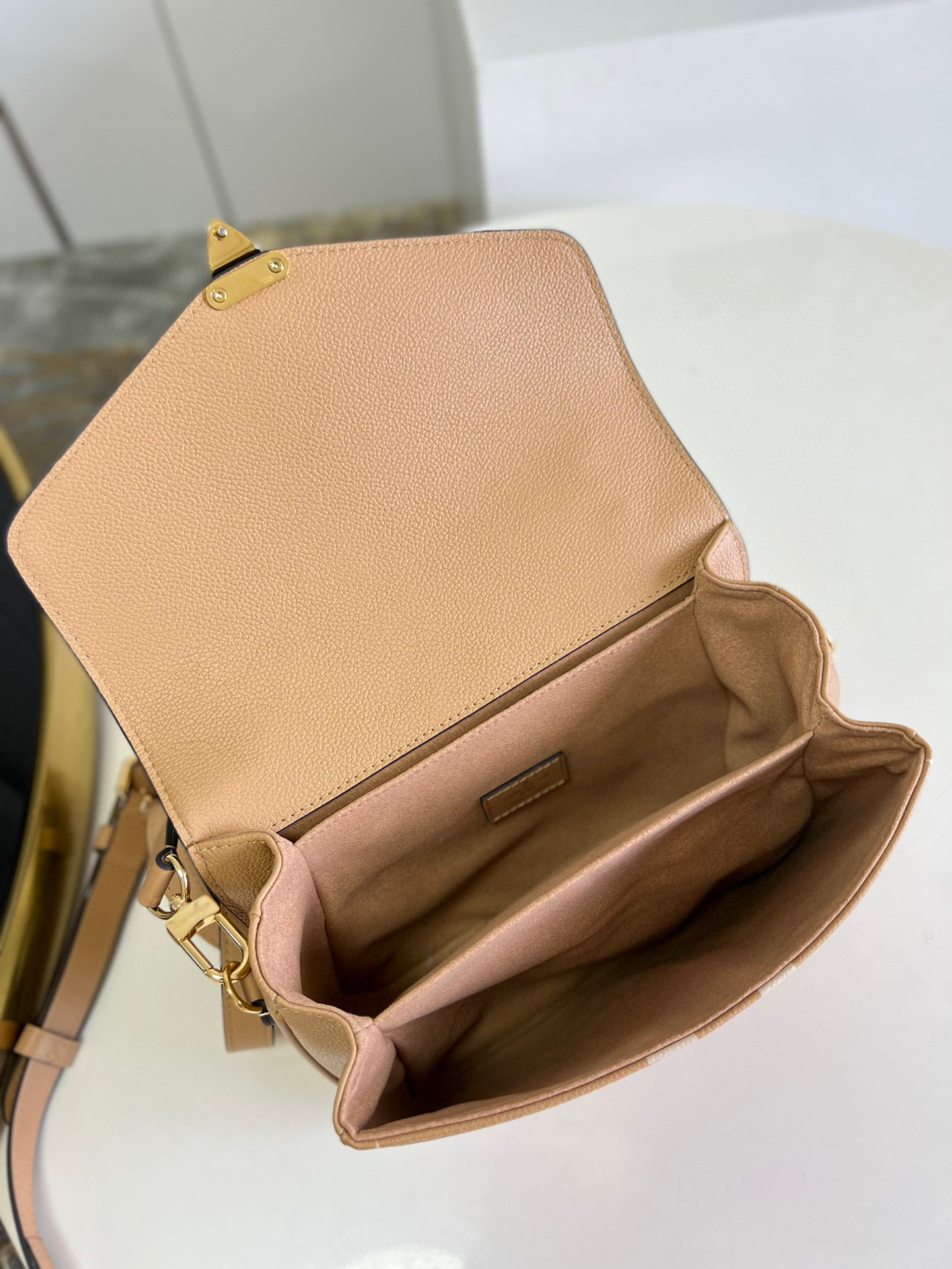l**is V*t*n pochette metis