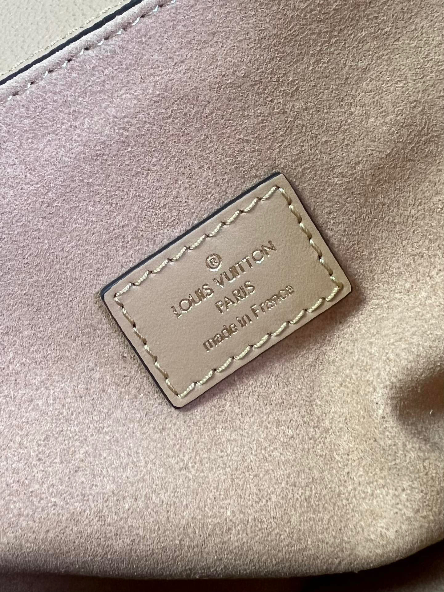 l**is V*t*n pochette metis