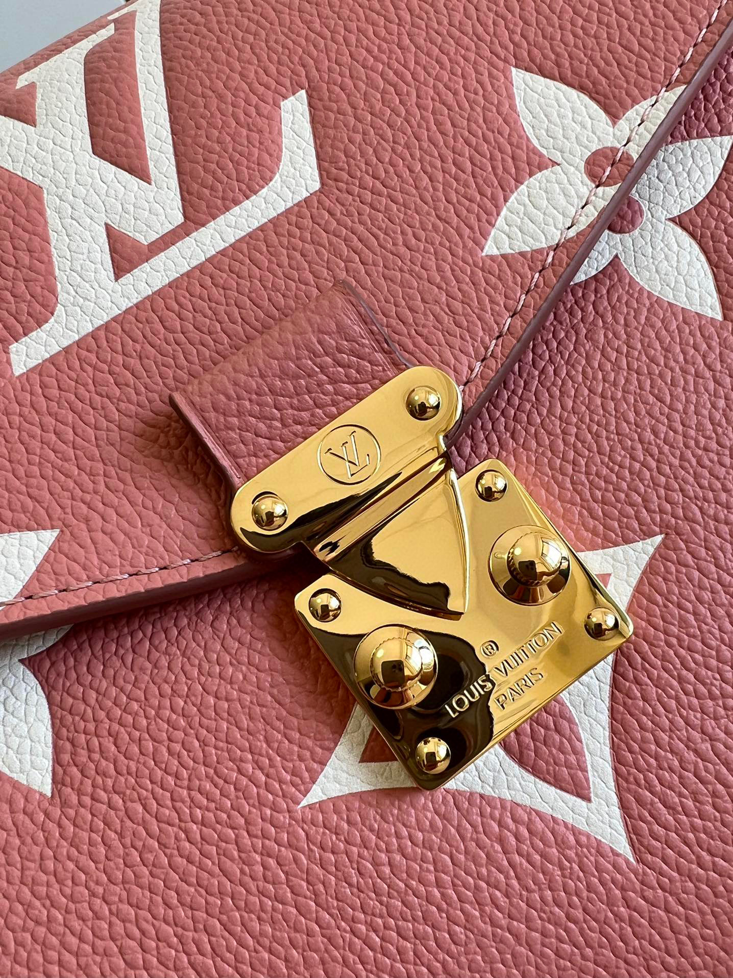 l**is V*t*n pochette metis