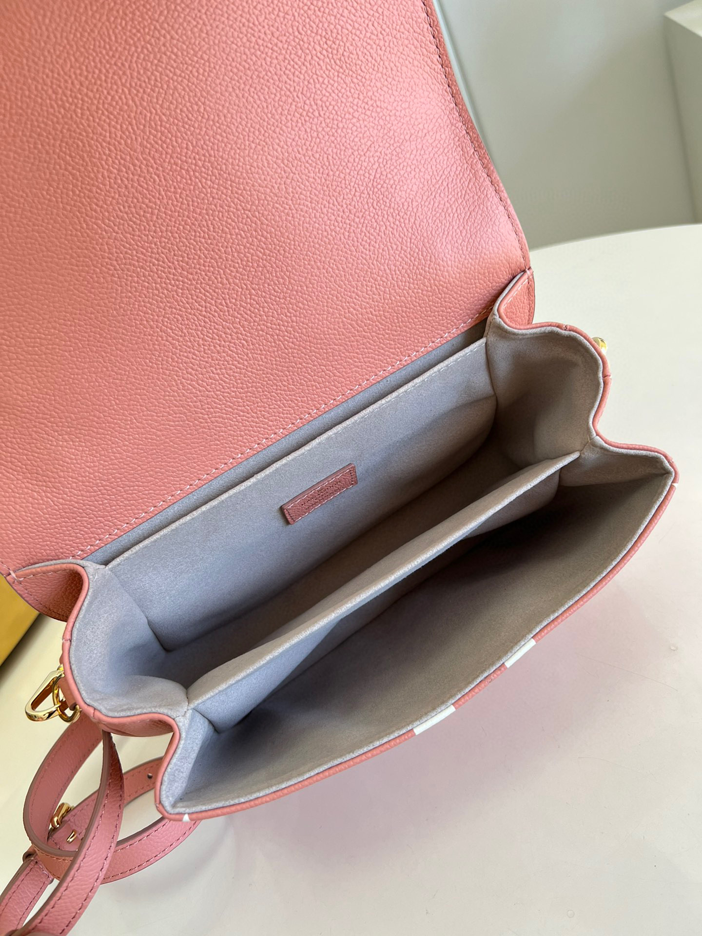 l**is V*t*n pochette metis