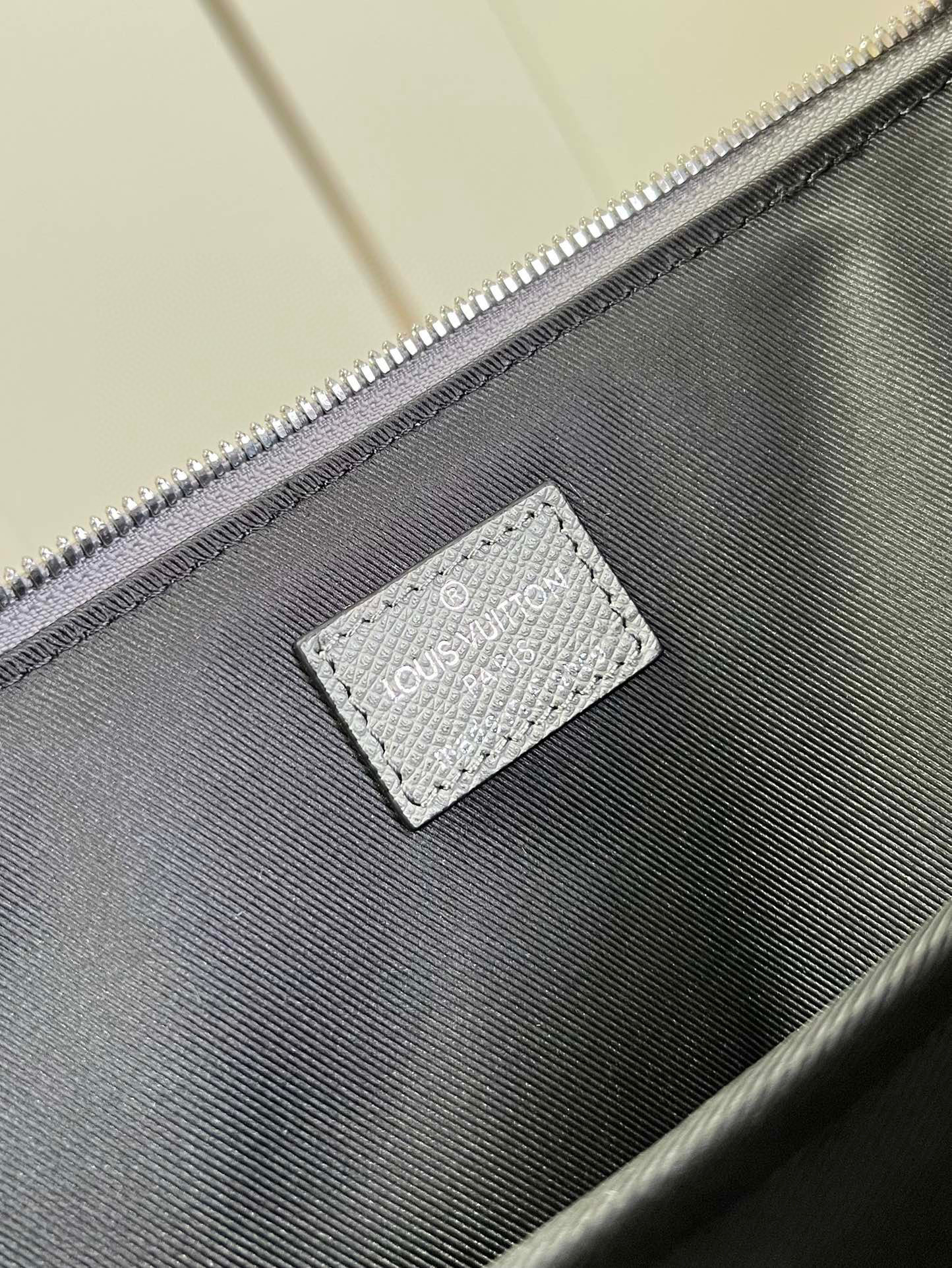 l**is V*t*n maletin slim bag