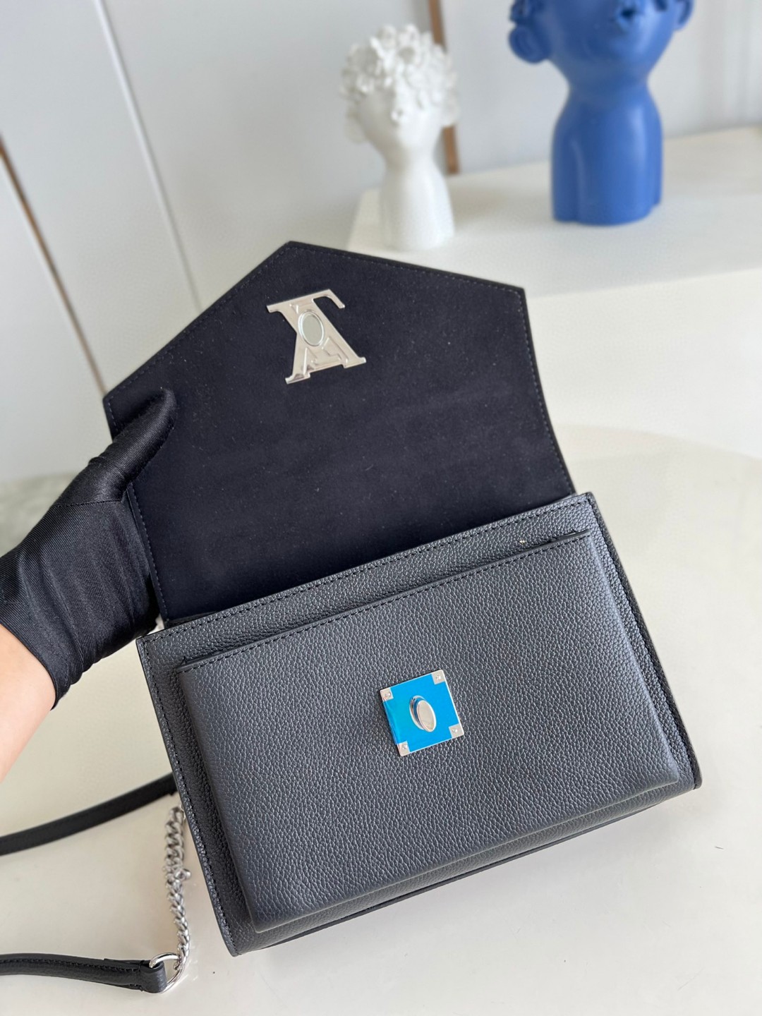 l**is V*t*n mylockme chain bag